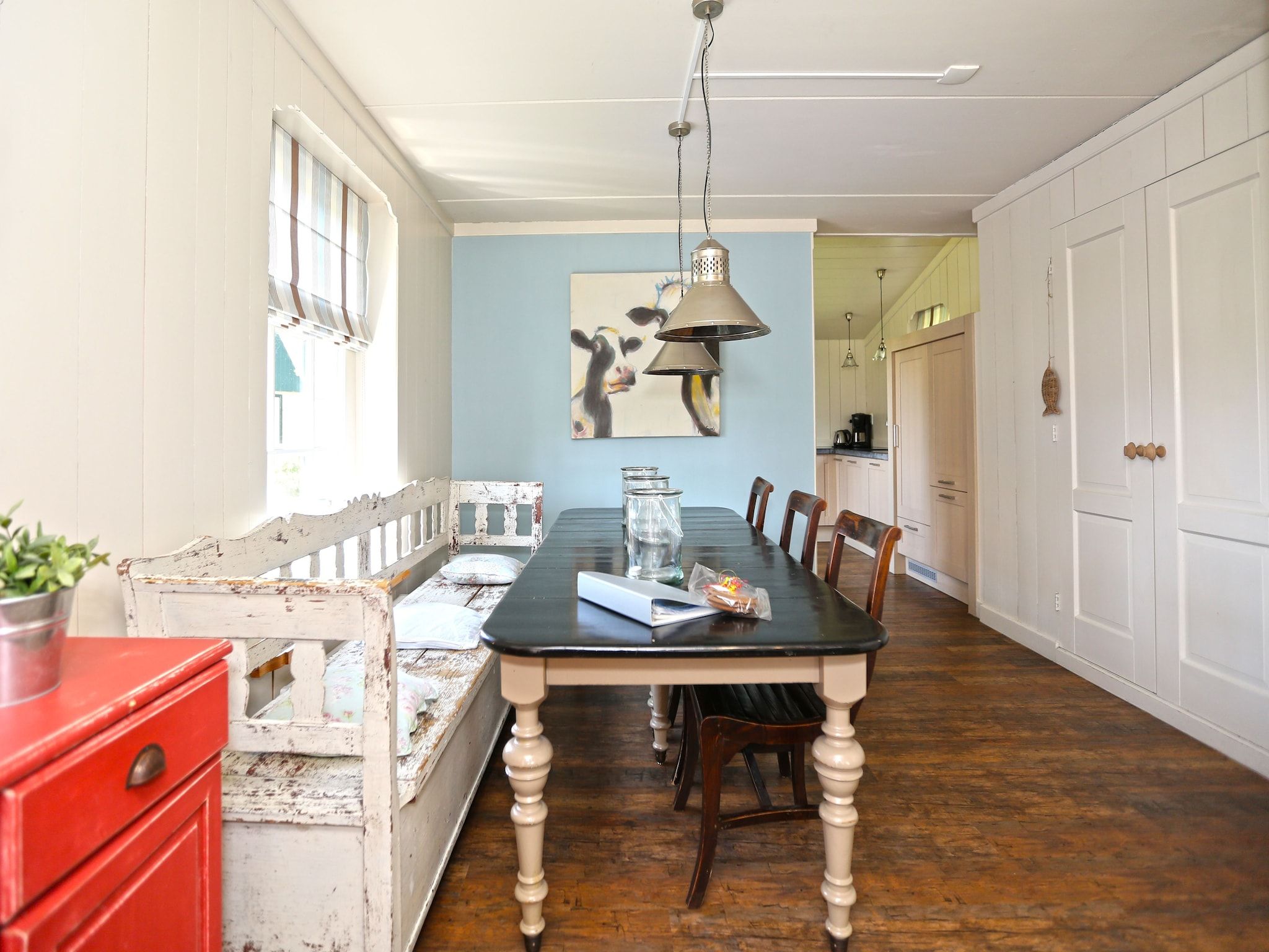 De eetkamer van Recreatiepark Wiringherlant  - Villa 4 in Hippolytushoef