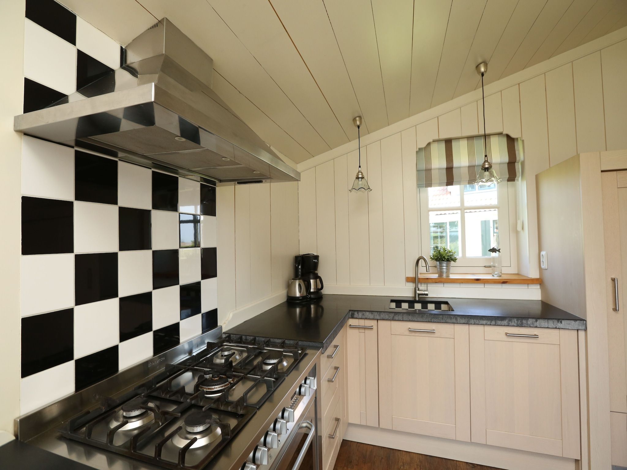 De keuken van Recreatiepark Wiringherlant  - Villa 4 in Hippolytushoef