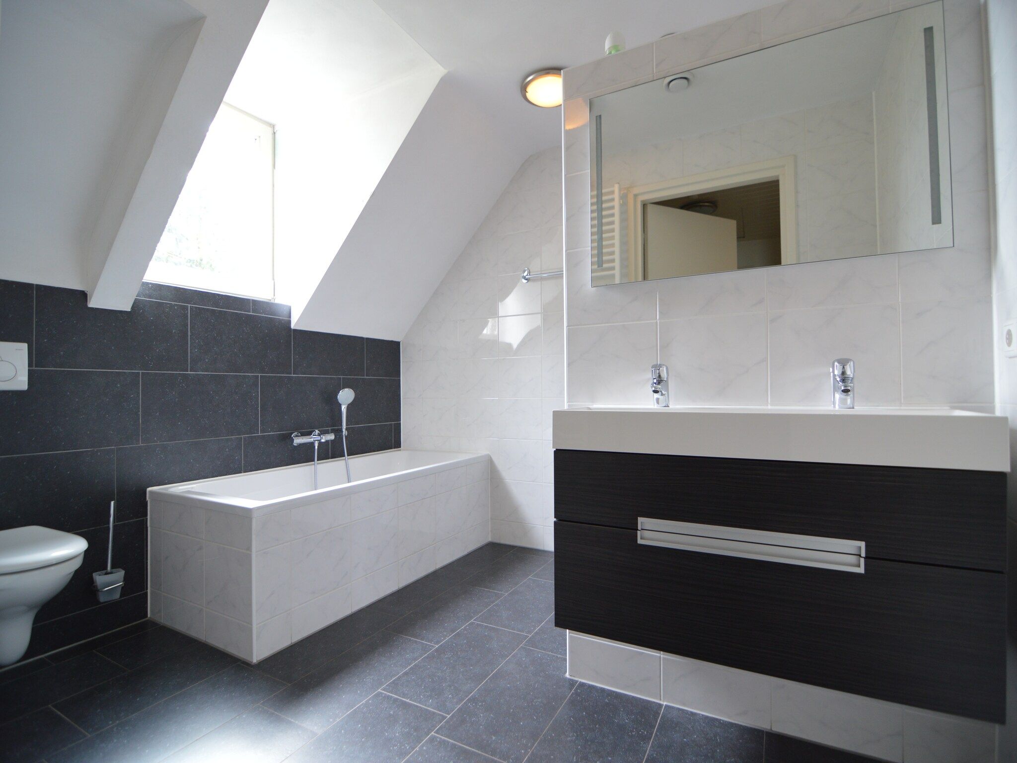 De badkamer van Het Schafthuis in Valkenswaard