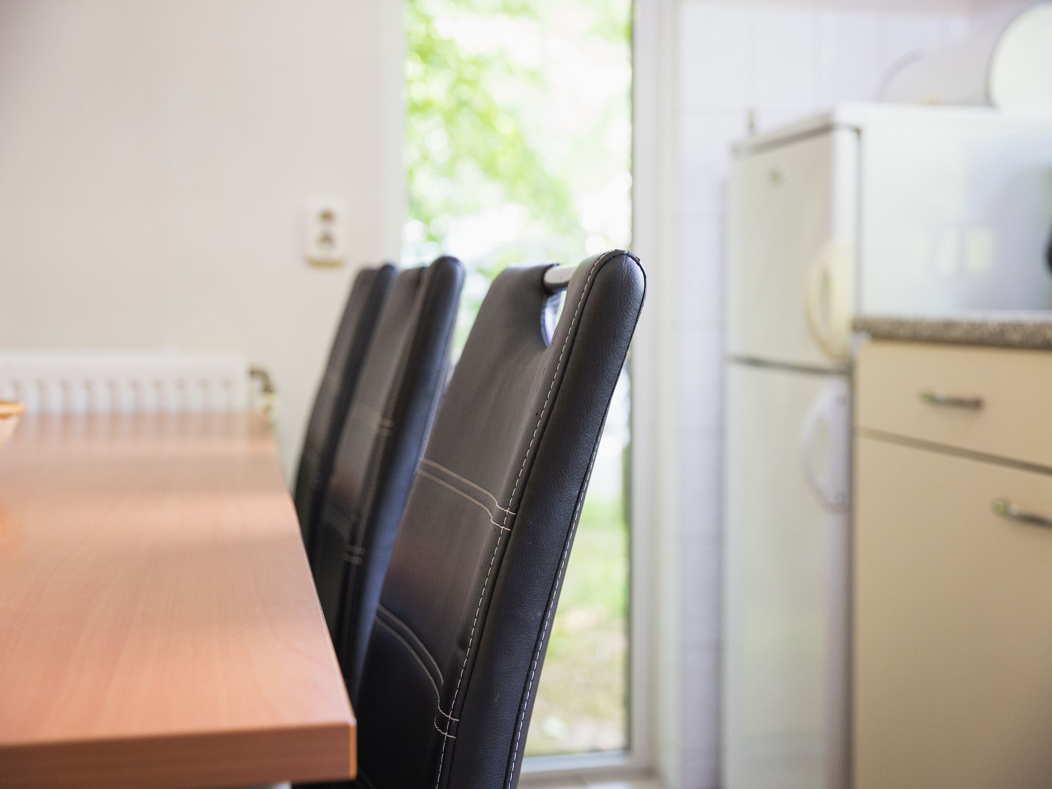 De eetkamer van Vakantiepark de Berkenhorst 8 in Kootwijk