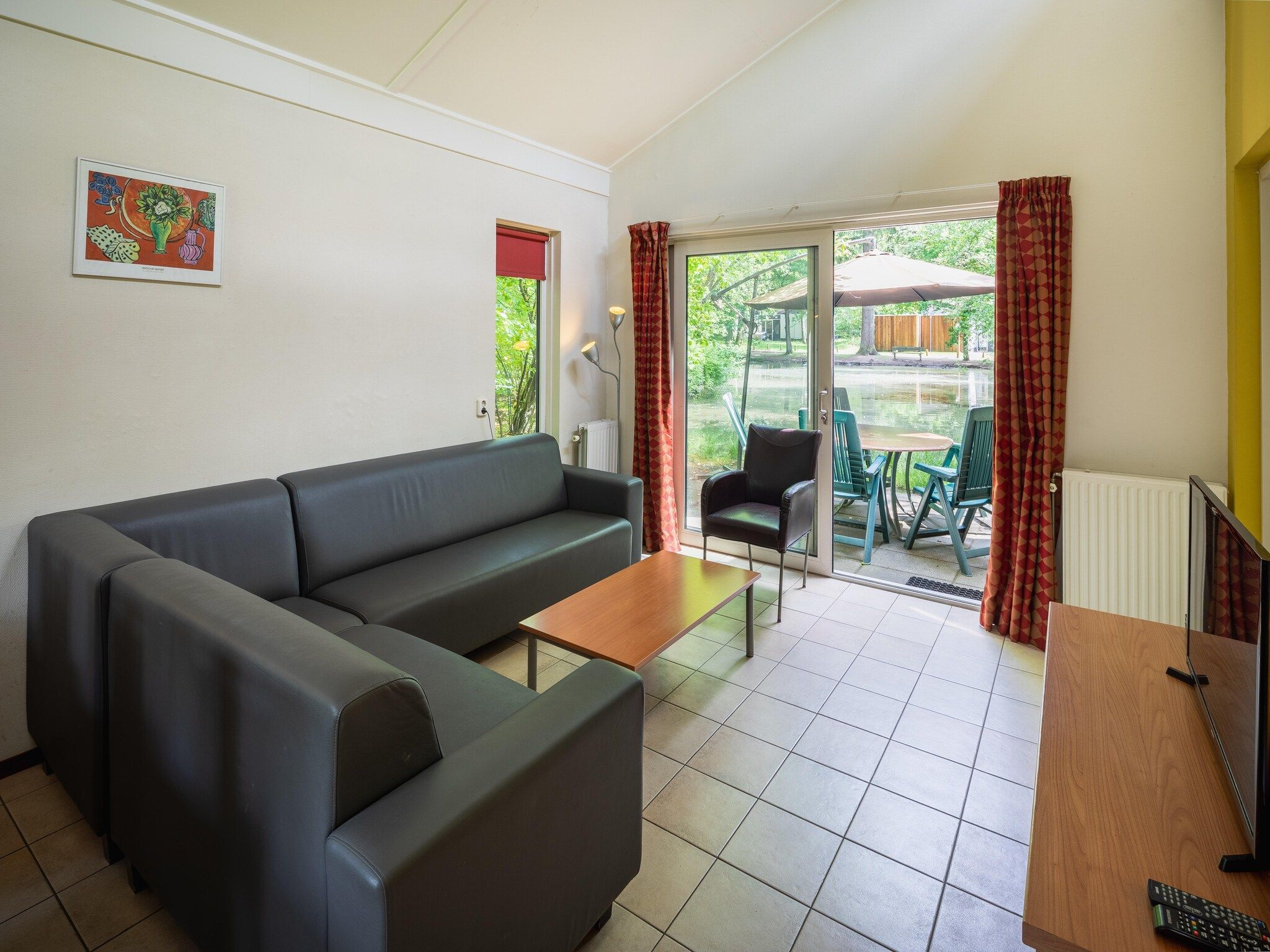 De woonkamer van Vakantiepark de Berkenhorst 8 in Kootwijk