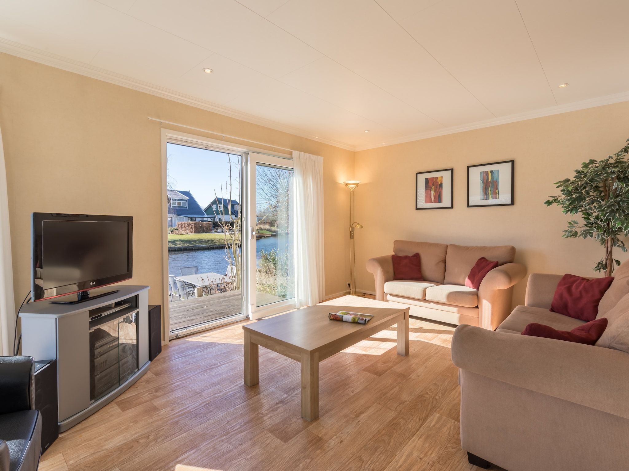 De woonkamer van Hunzepark 7 in Gasselternijveen