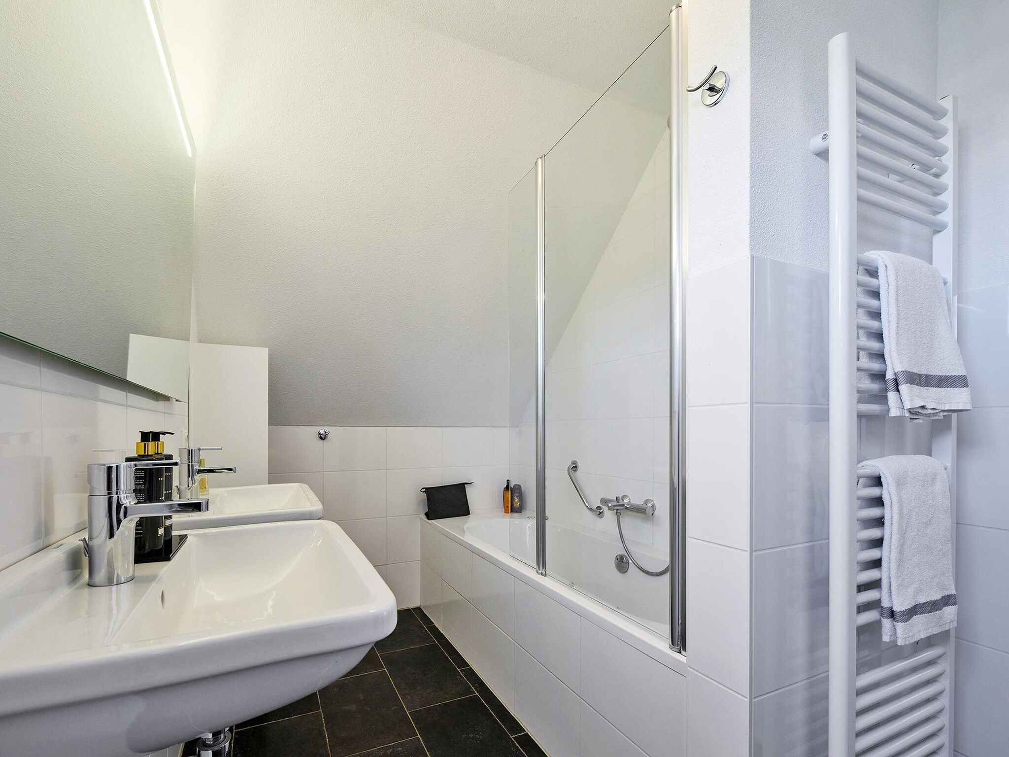 De badkamer van Buitenhof De Leistert 15 in Roggel