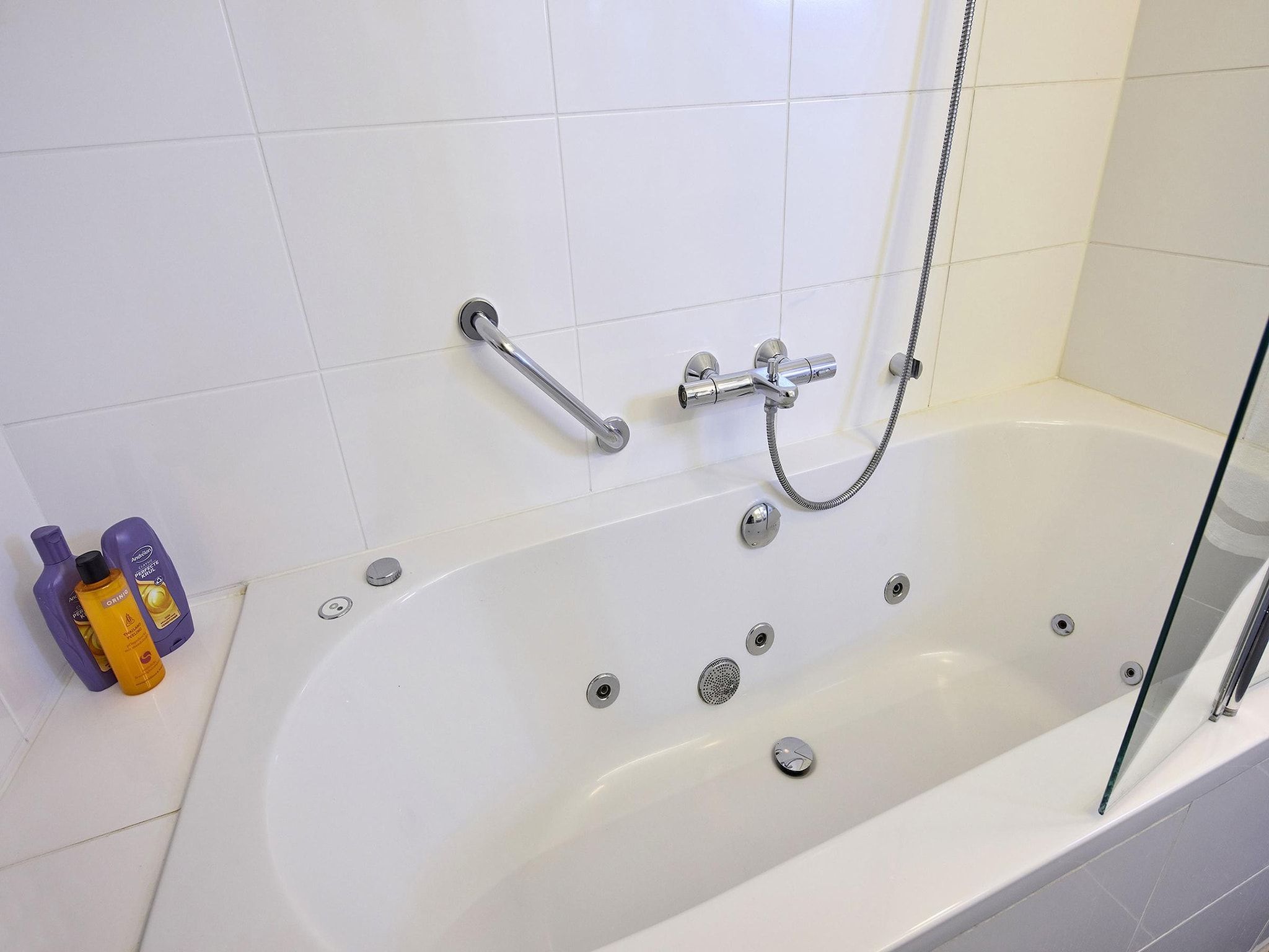 De badkamer van Buitenhof De Leistert 16 in Roggel