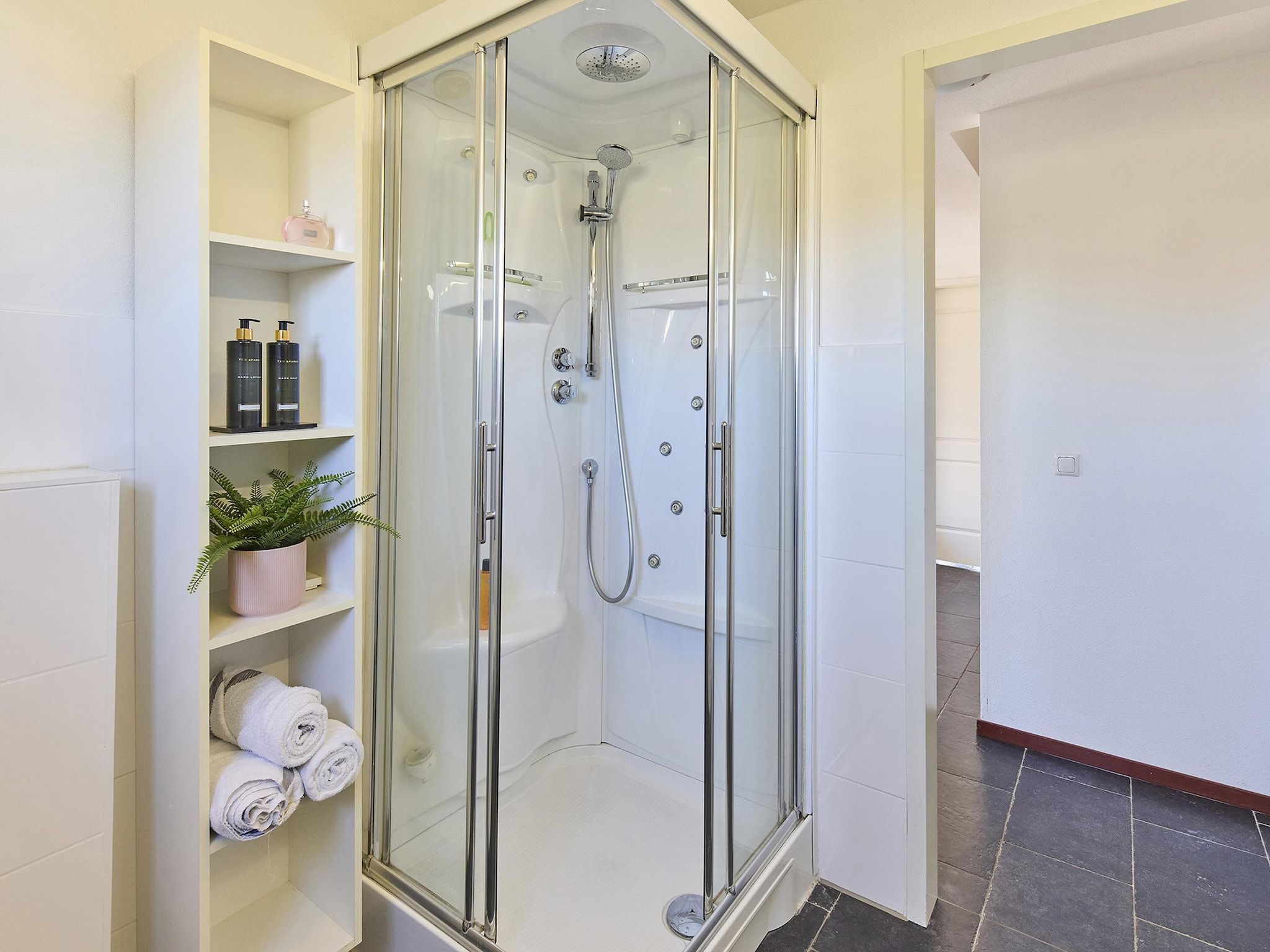 De badkamer van Buitenhof De Leistert 4 in Roggel