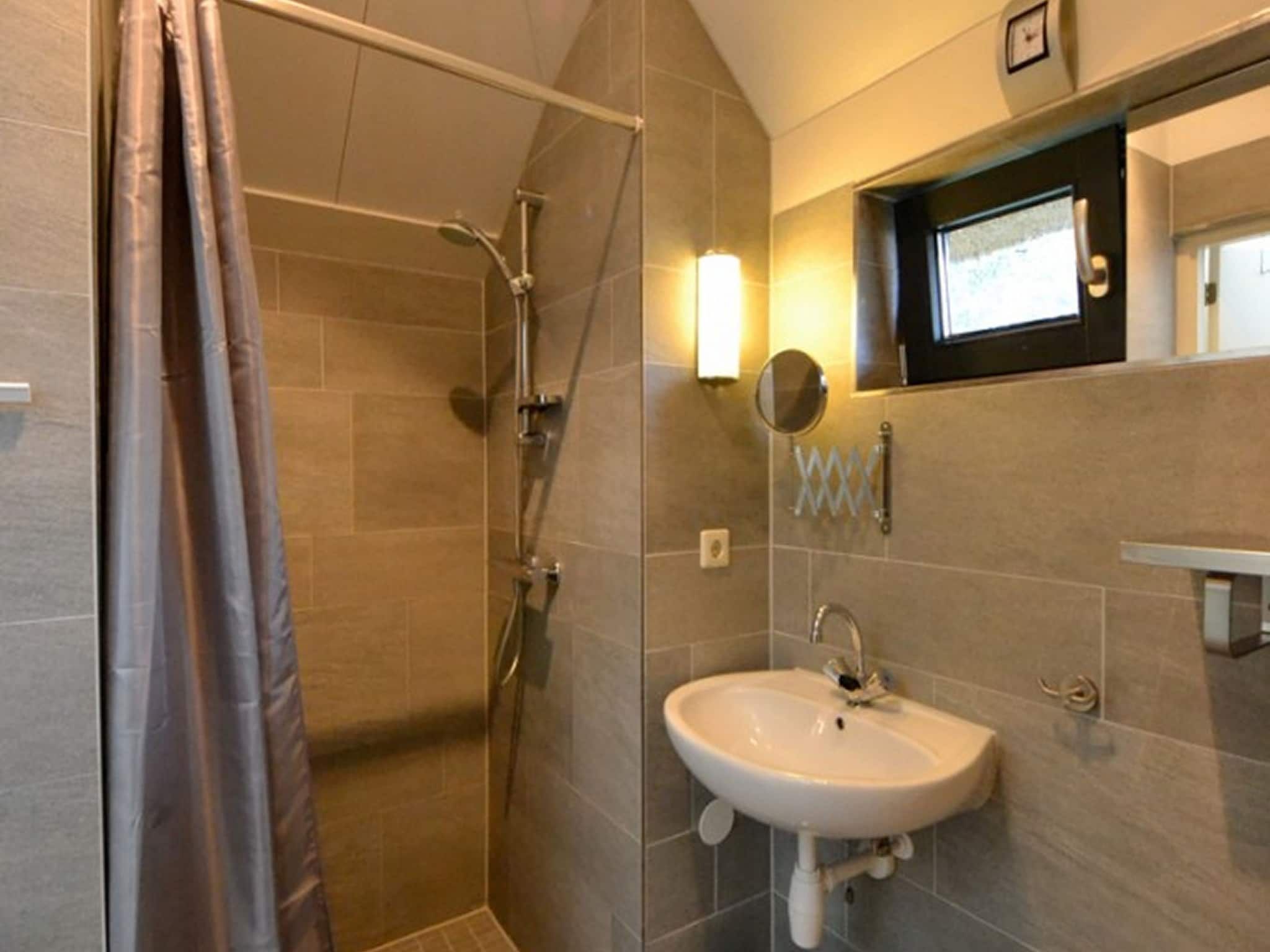 De badkamer van Park Scorleduyn 3 in Schoorl