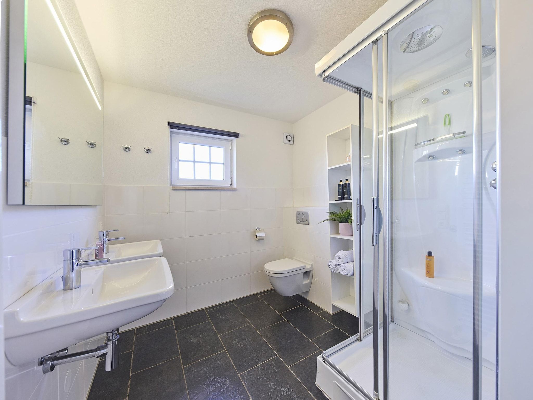 De badkamer van Buitenhof De Leistert 6 in Roggel