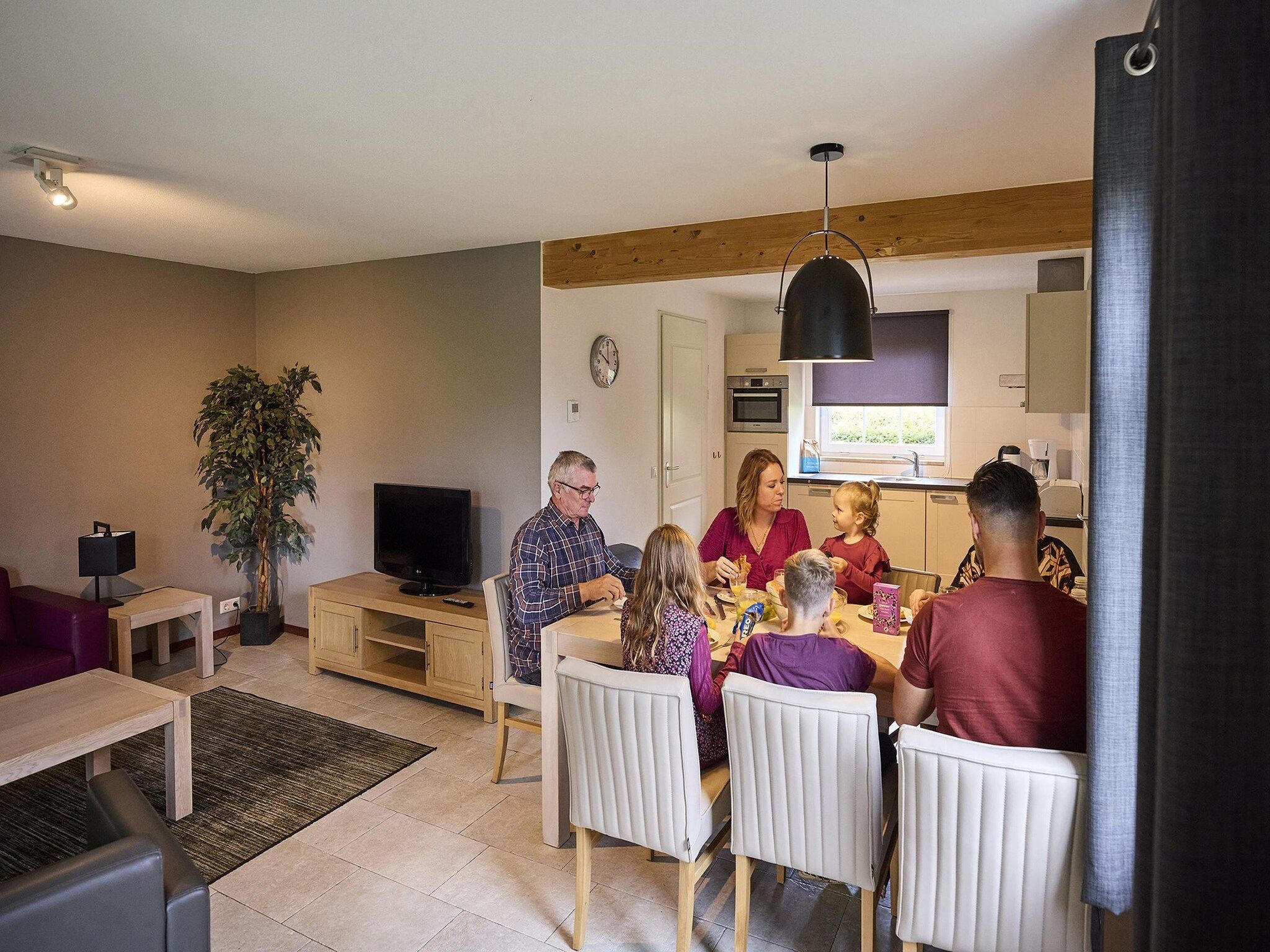 De eetkamer van Buitenhof De Leistert 13 in Roggel