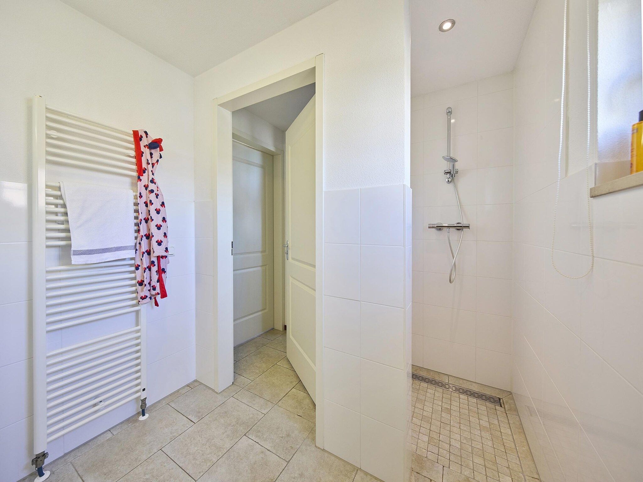 De badkamer van Buitenhof De Leistert 13 in Roggel