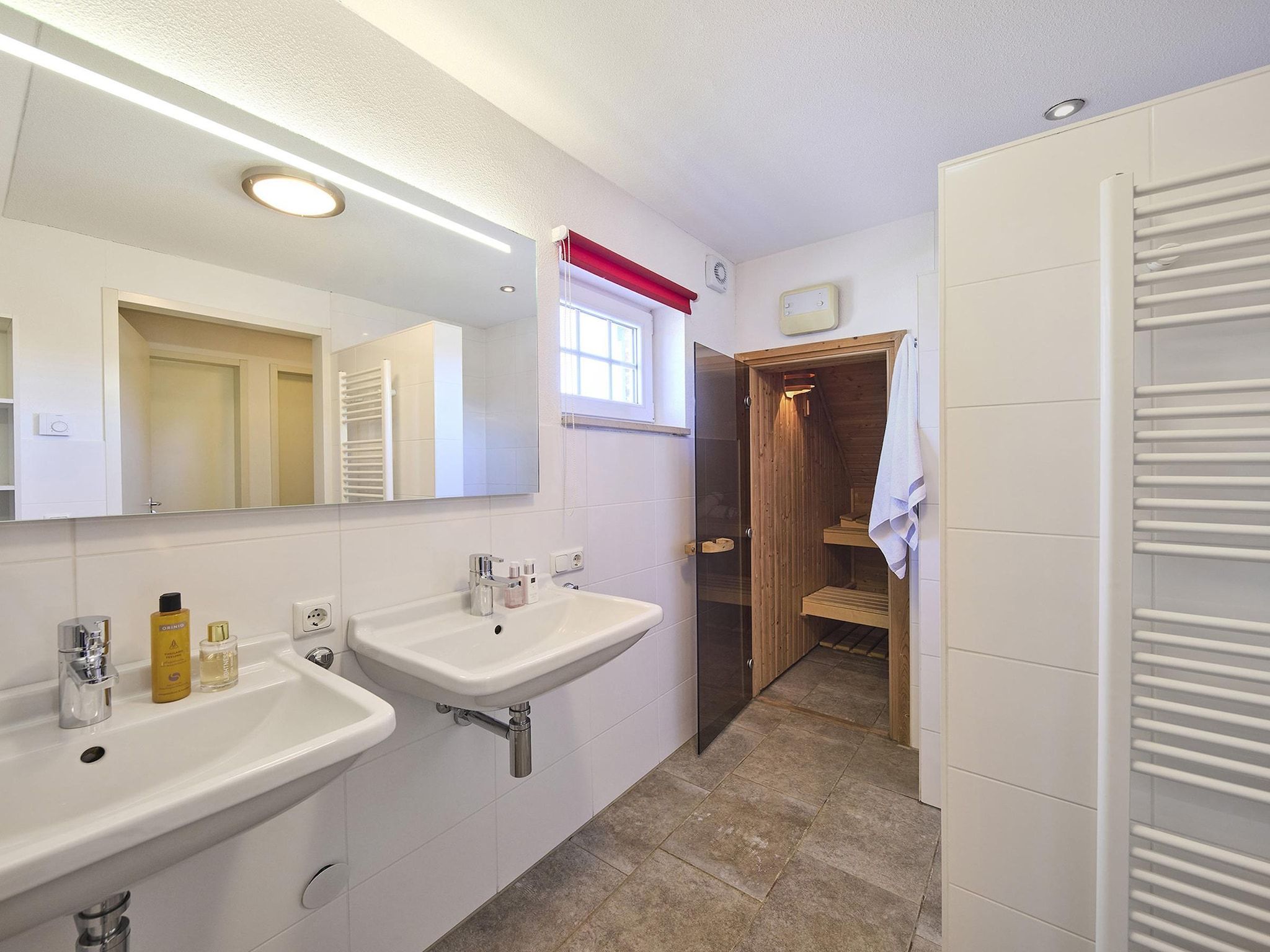 De badkamer van Buitenhof De Leistert 7 in Roggel