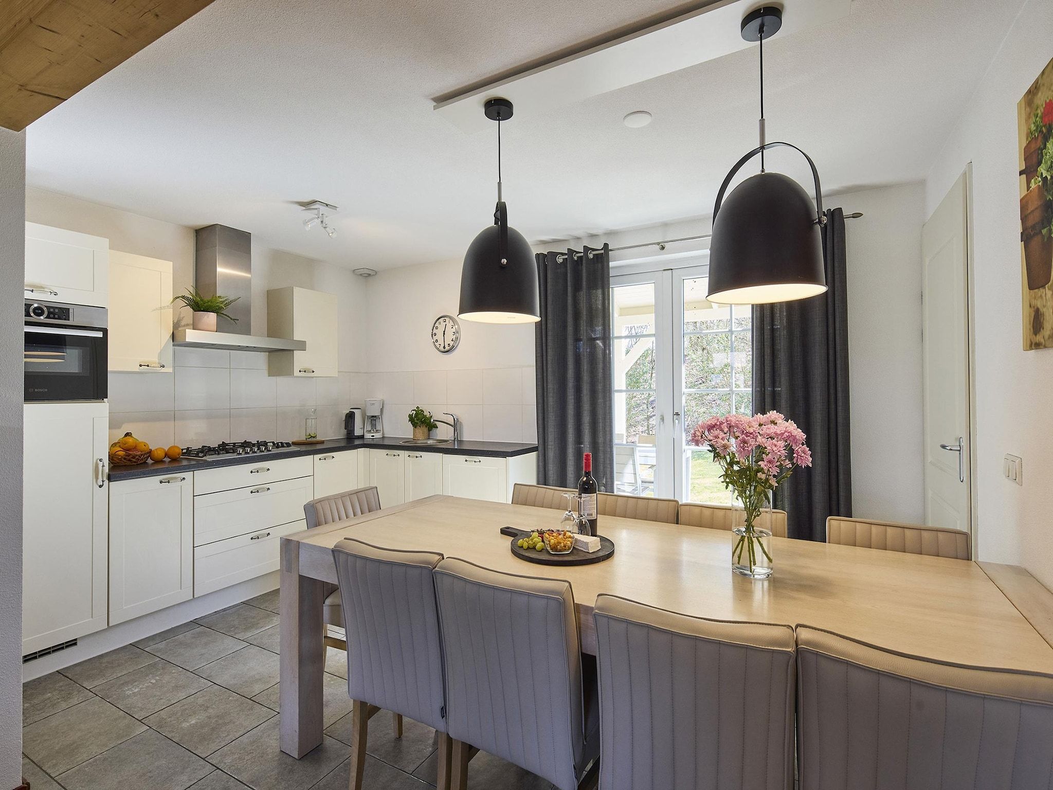 De eetkamer van Buitenhof De Leistert 11 in Roggel