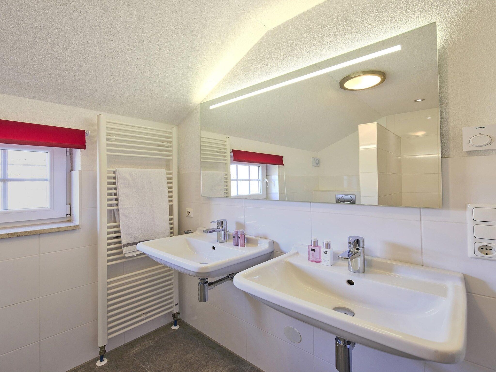 De badkamer van Buitenhof De Leistert 10 in Roggel