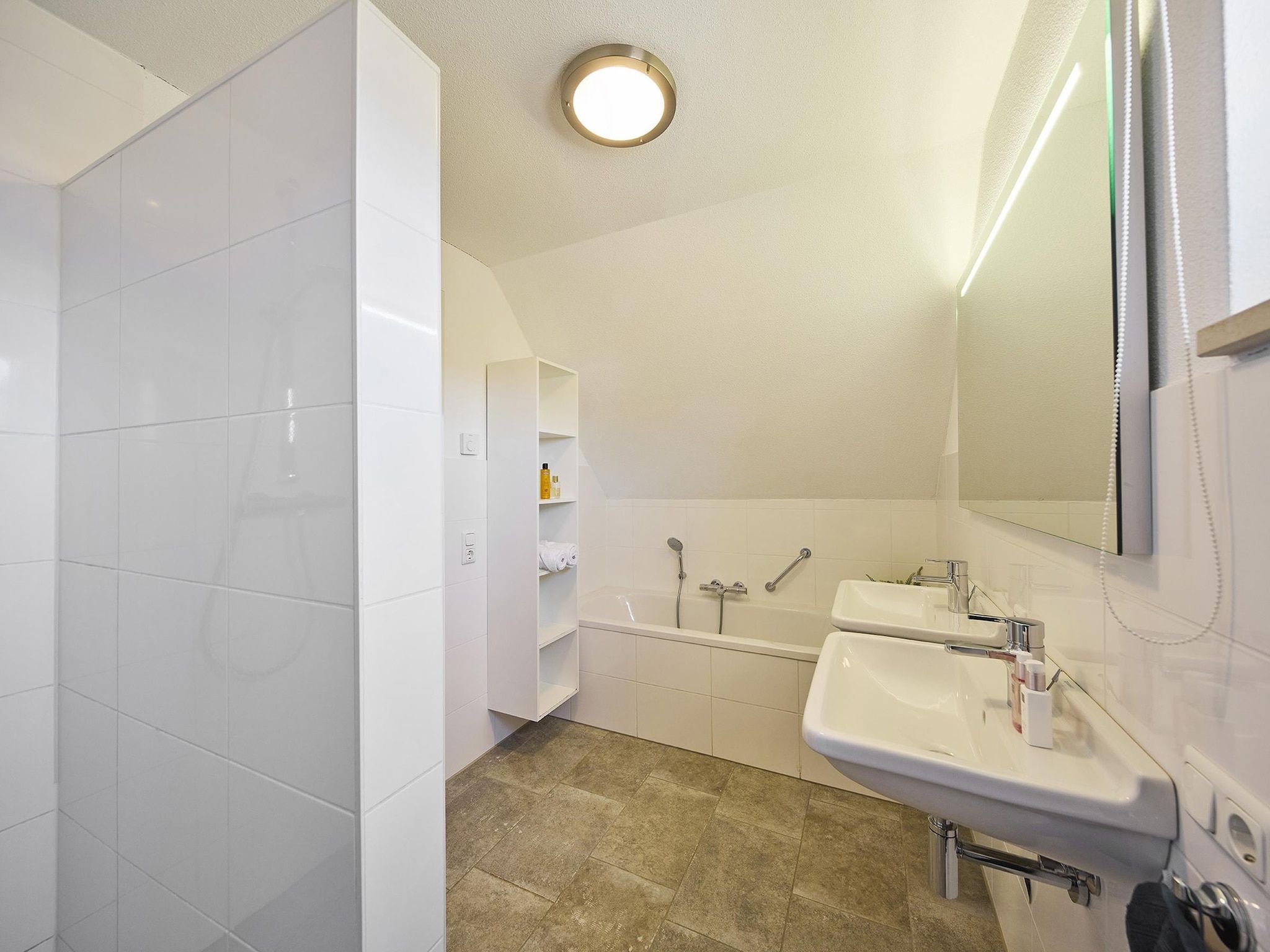 De badkamer van Buitenhof De Leistert 5 in Roggel