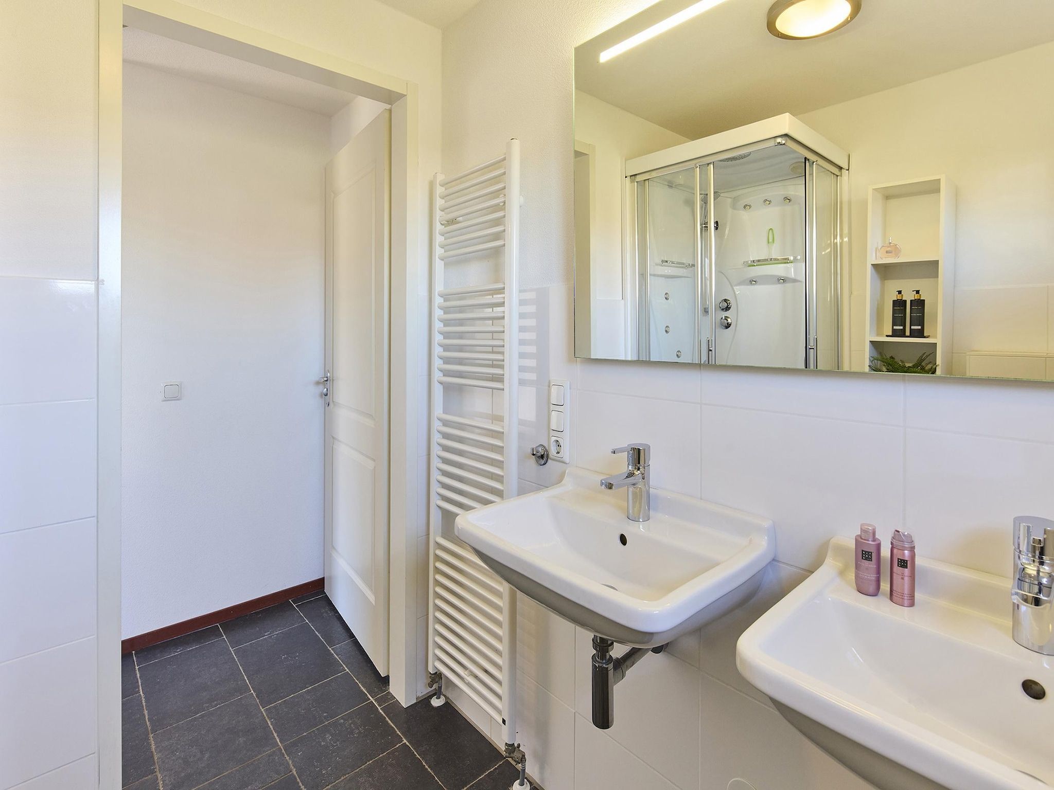 De badkamer van Buitenhof De Leistert 5 in Roggel