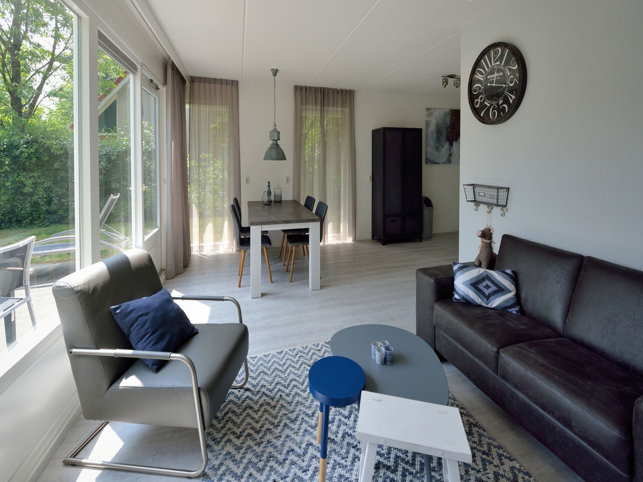 De woonkamer van Villapark Schildmeer 2 in Steendam