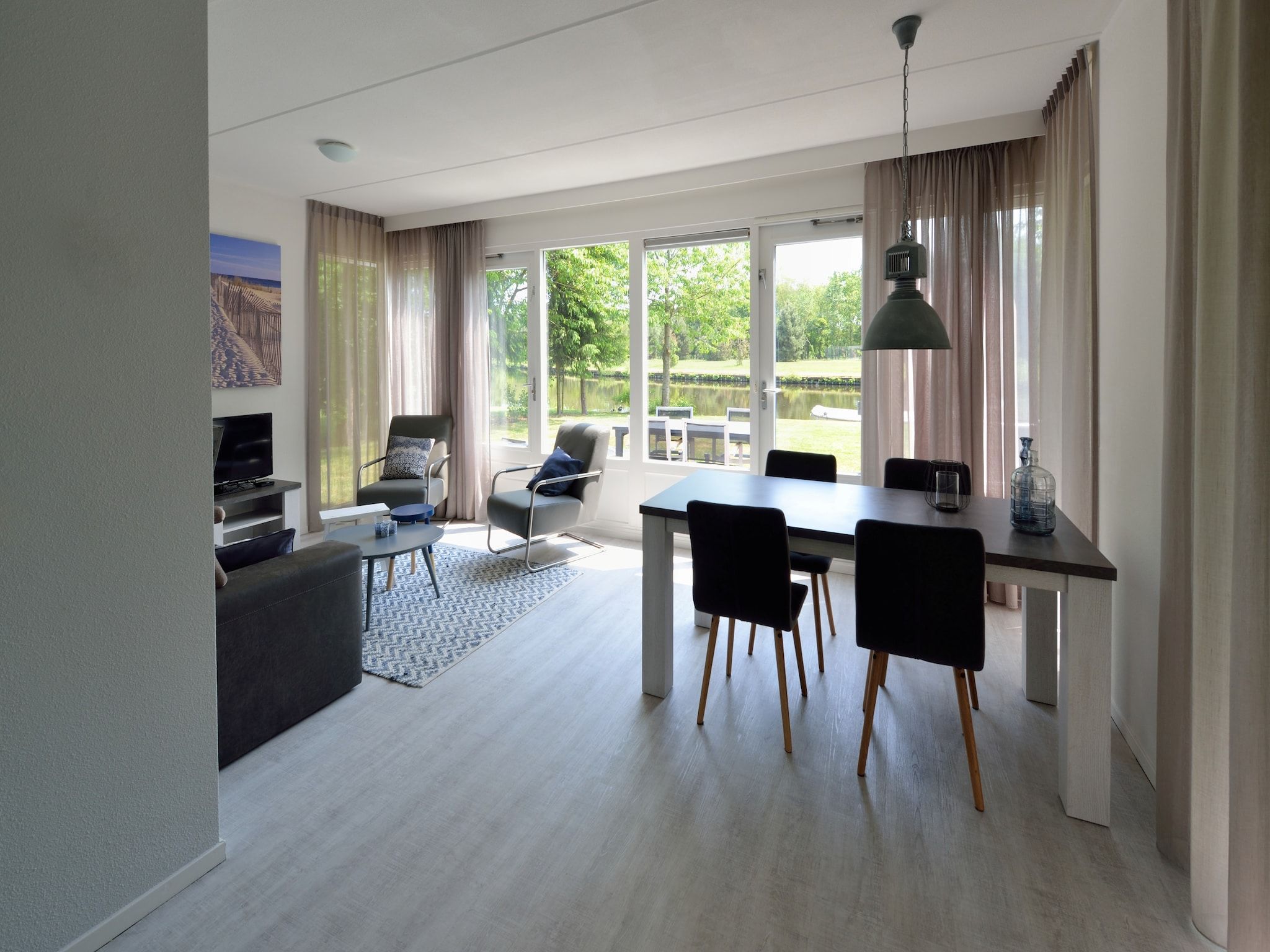 De eetkamer van Villapark Schildmeer 4 in Steendam