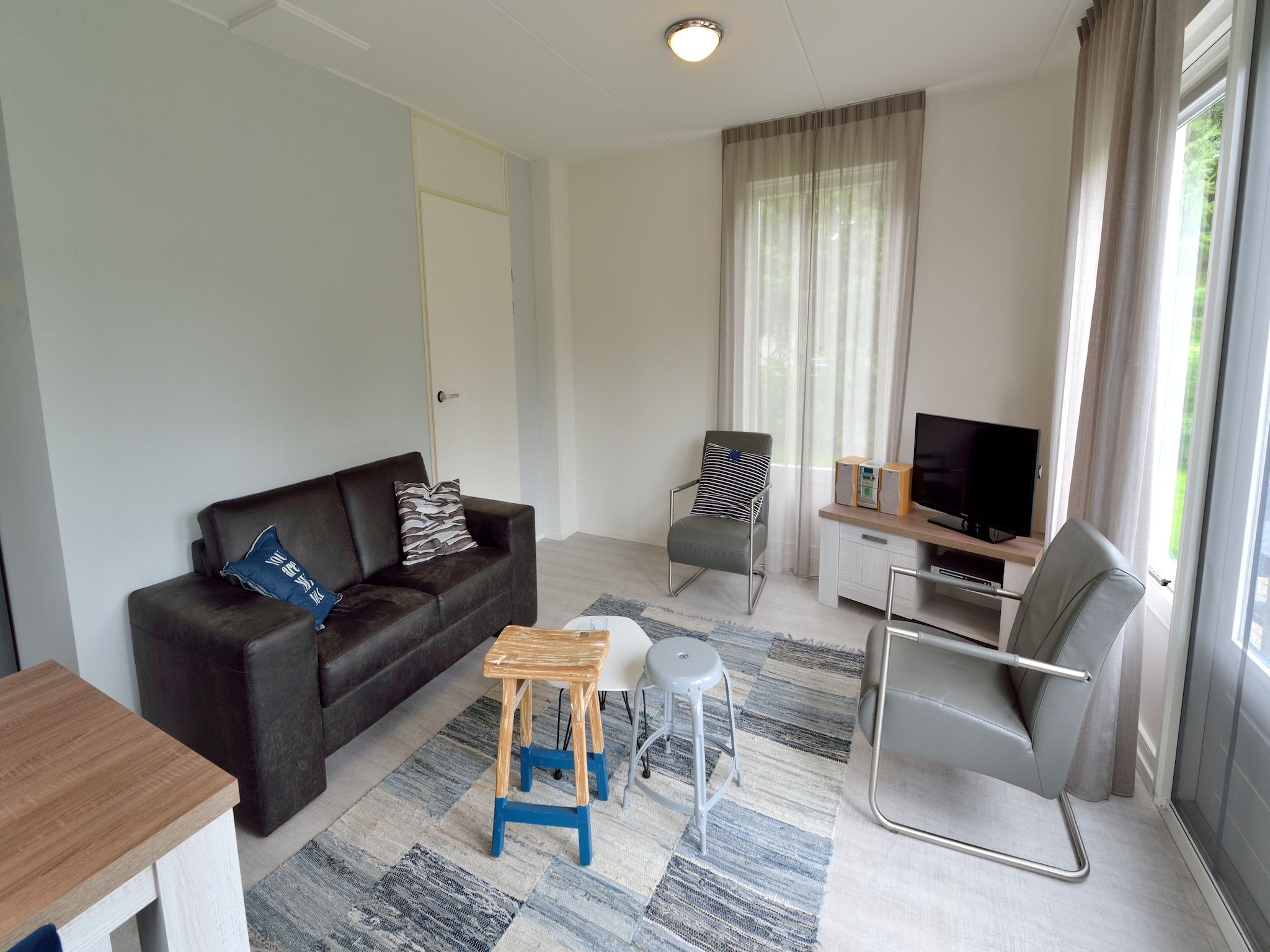 De woonkamer van Villapark Schildmeer 1 in Steendam