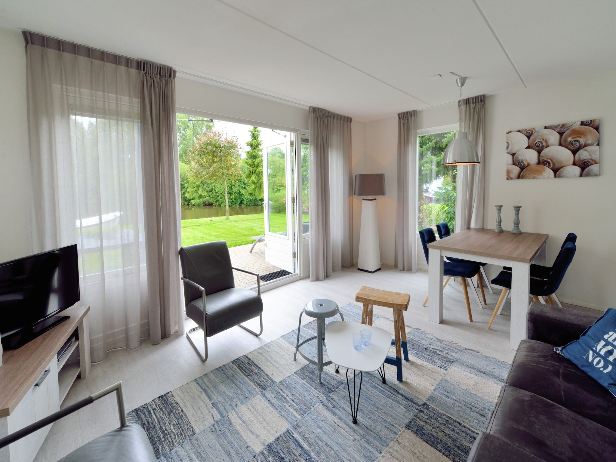 De woonkamer van Villapark Schildmeer 1 in Steendam