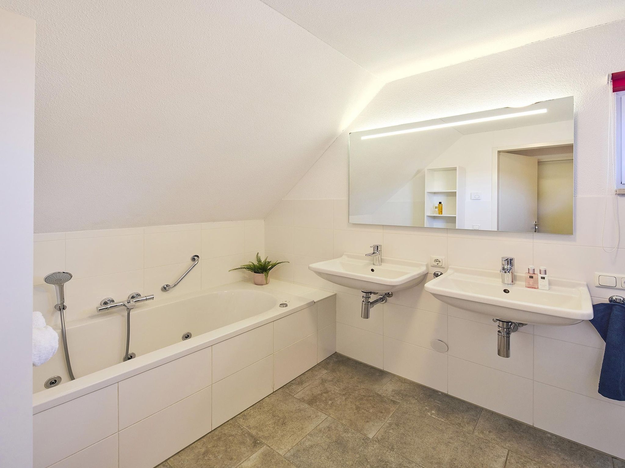 De badkamer van Buitenhof De Leistert 8 in Roggel