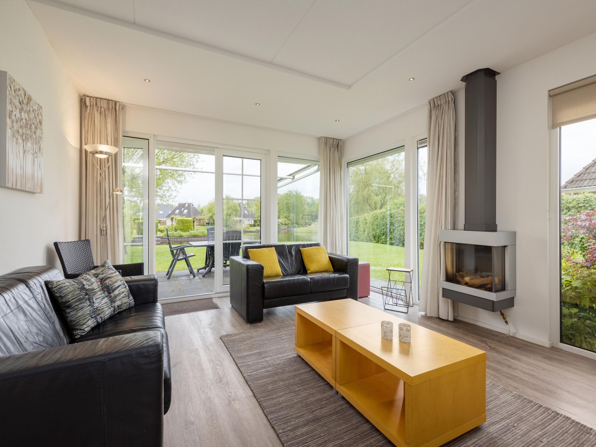 De woonkamer van Buitenplaats It Wiid 1 in Eernewoud