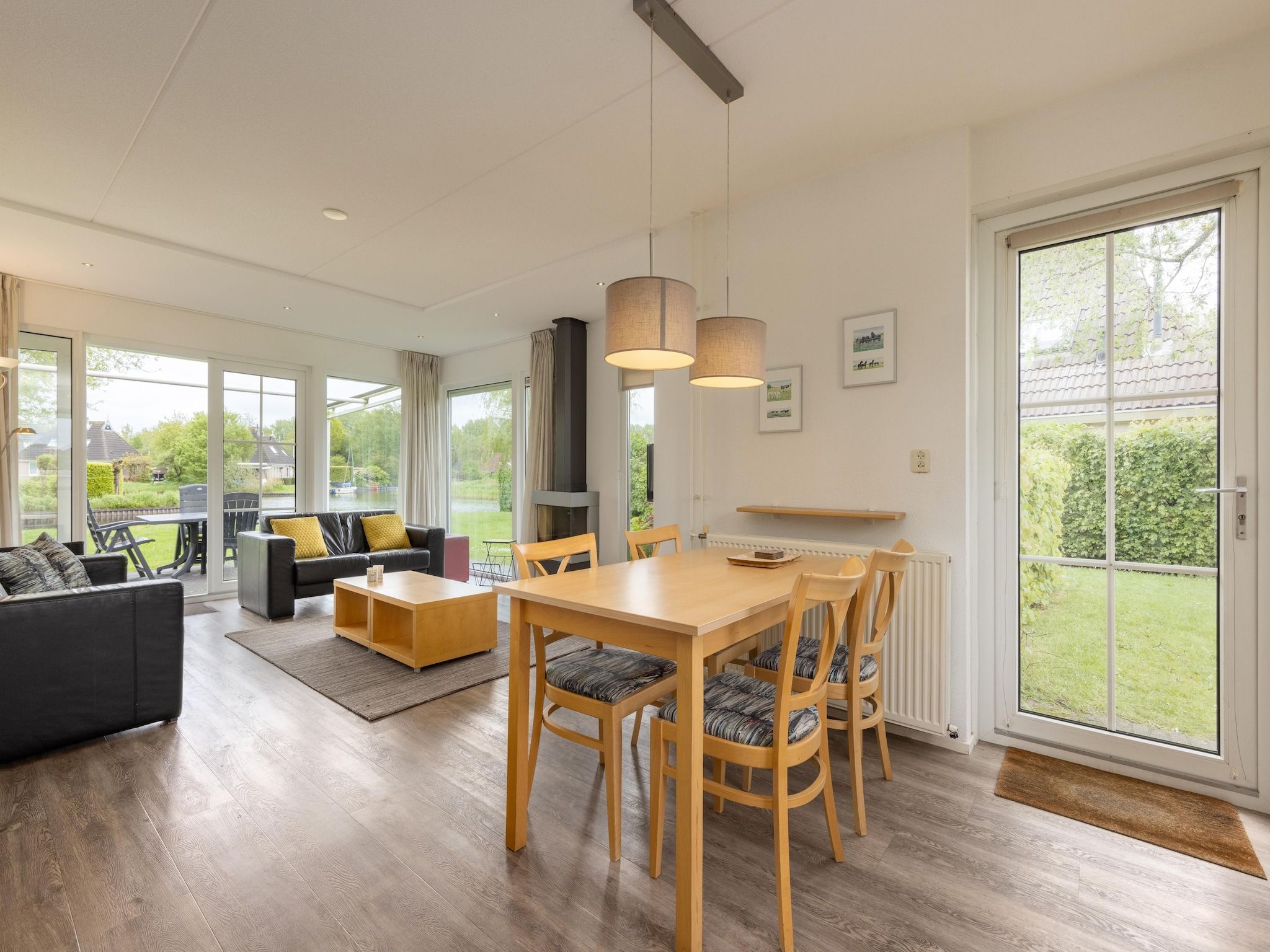 De woonkamer van Buitenplaats It Wiid 1 in Eernewoud