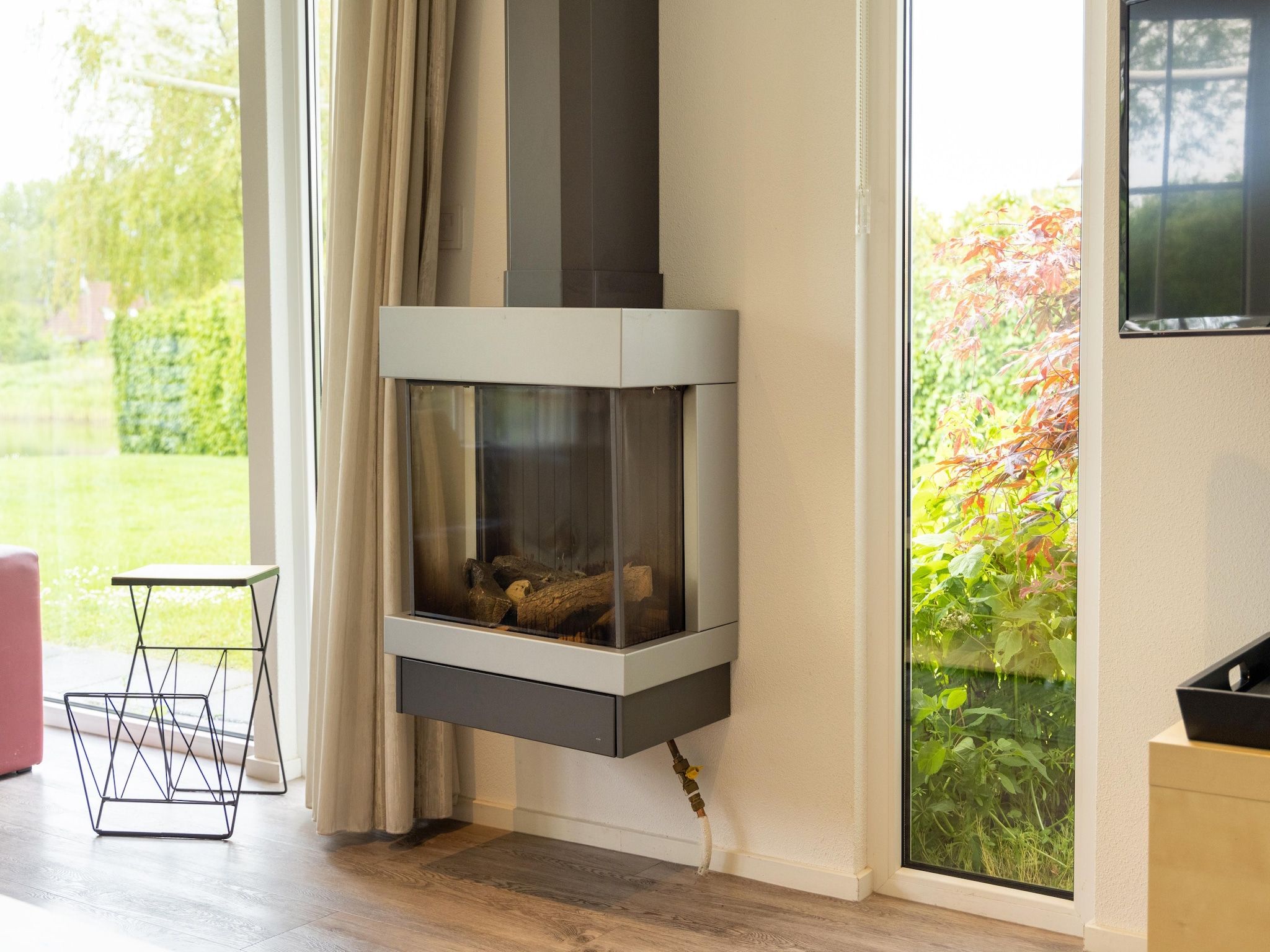 De woonkamer van Buitenplaats It Wiid 1 in Eernewoud