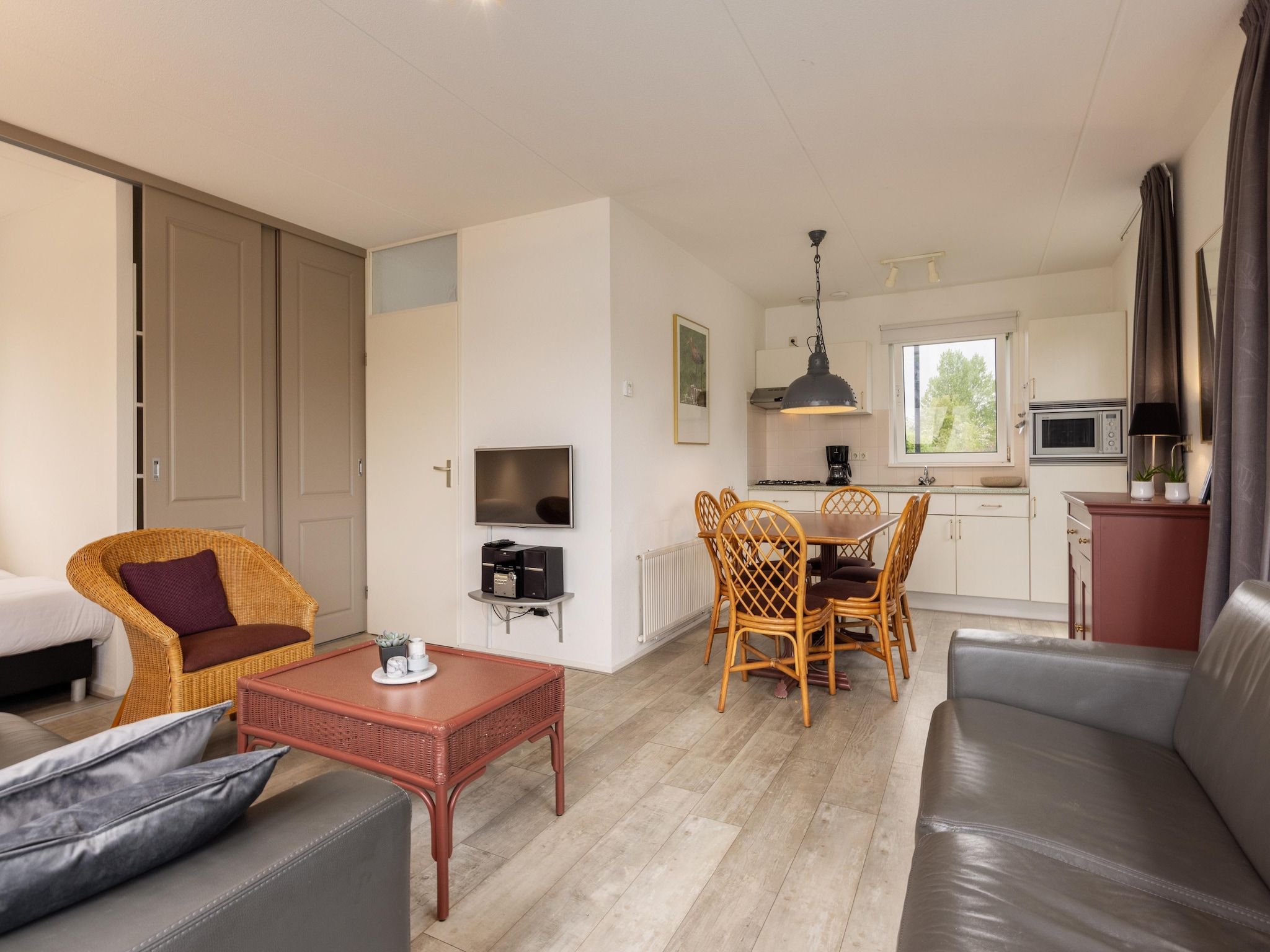 De woonkamer van Buitenplaats It Wiid in Eernewoud