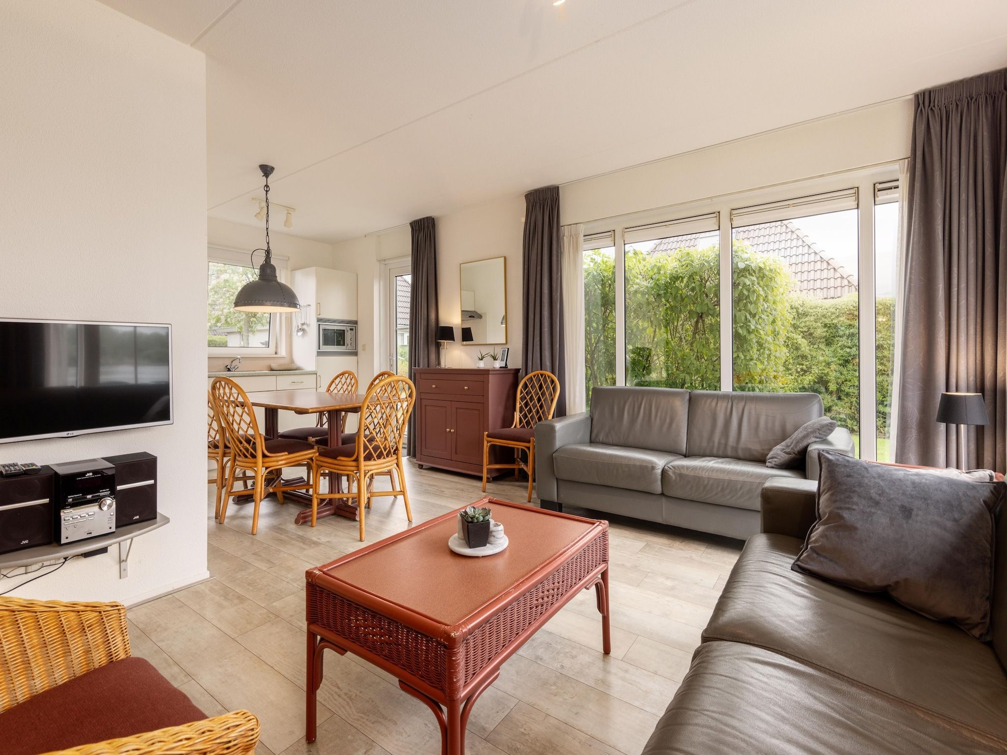 De woonkamer van Buitenplaats It Wiid in Eernewoud