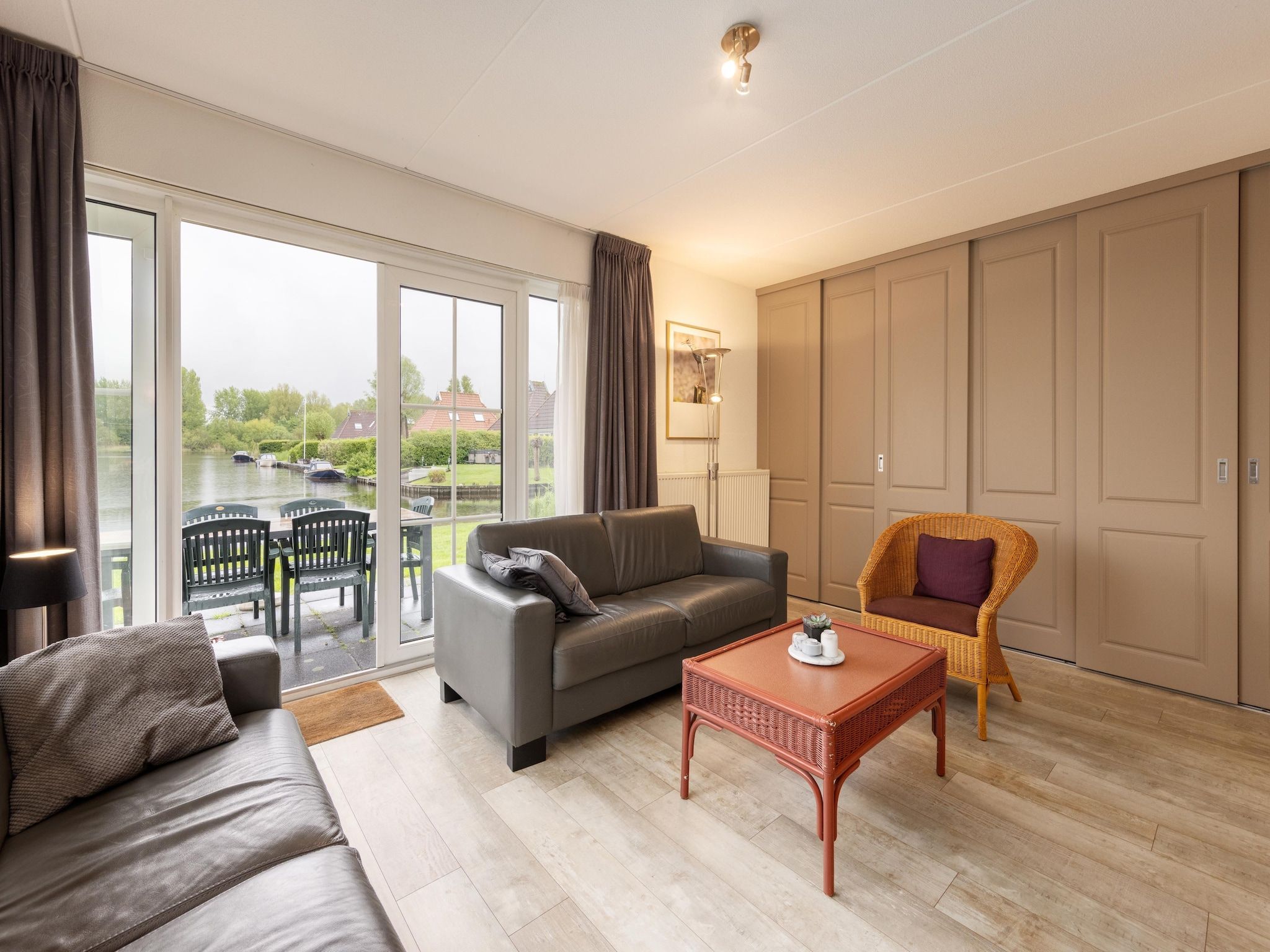 De woonkamer van Buitenplaats It Wiid in Eernewoud