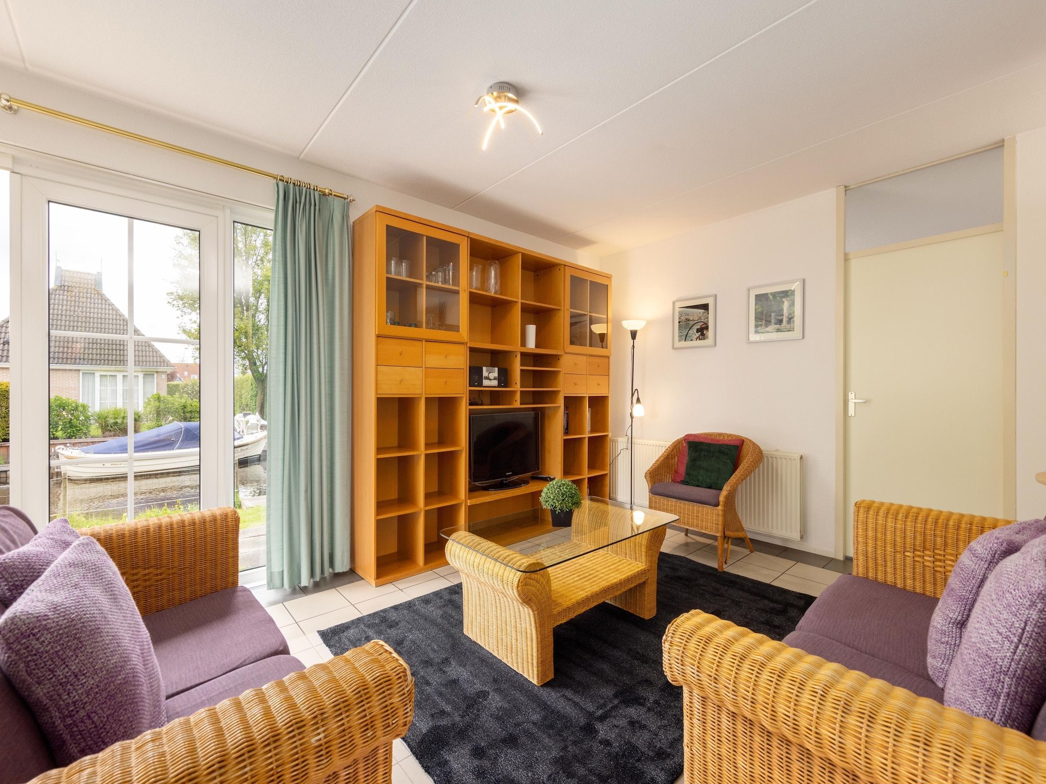 De woonkamer van Buitenplaats It Wiid 4 in Eernewoud