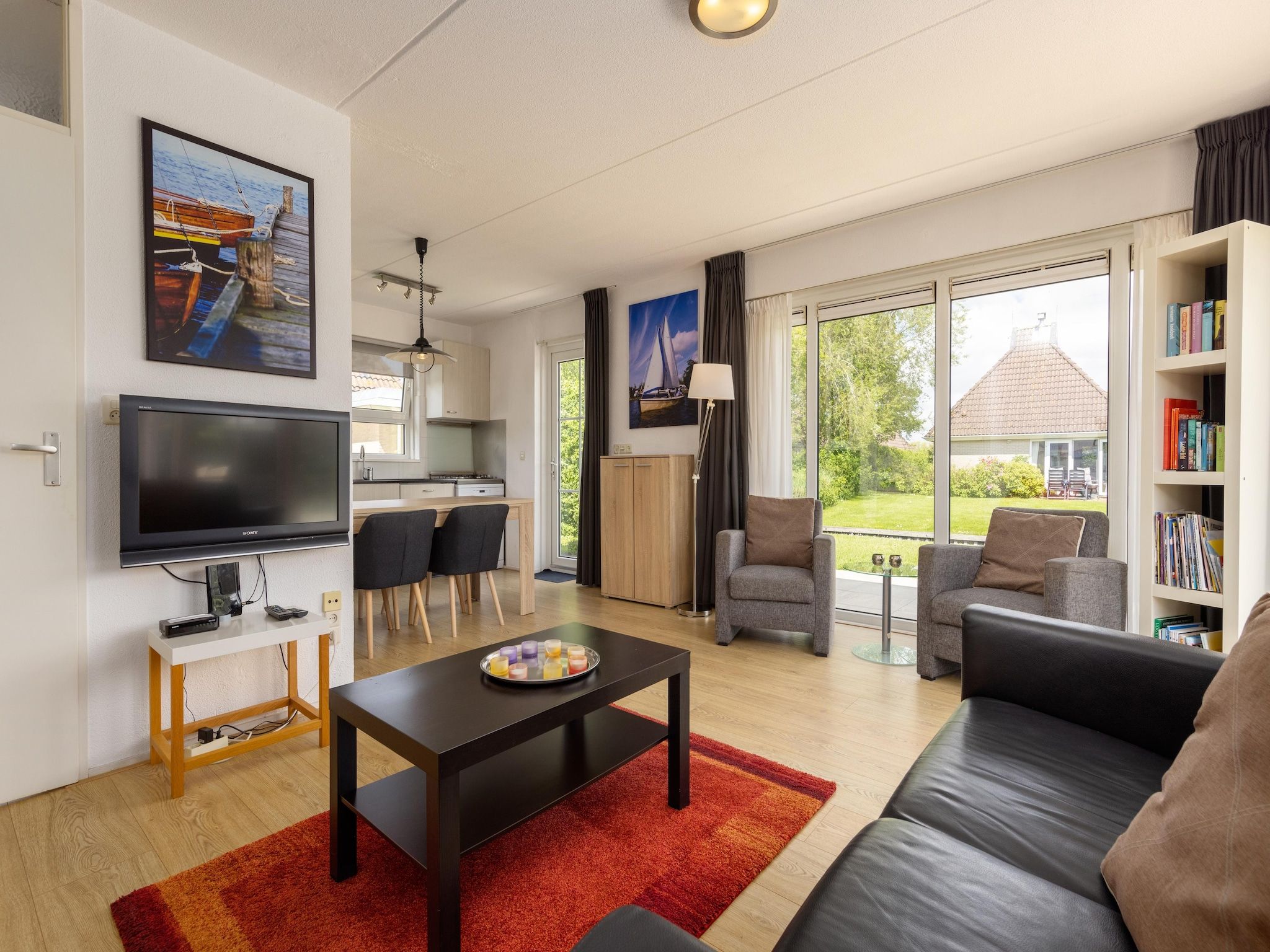 De woonkamer van Buitenplaats It Wiid 2 in Eernewoud