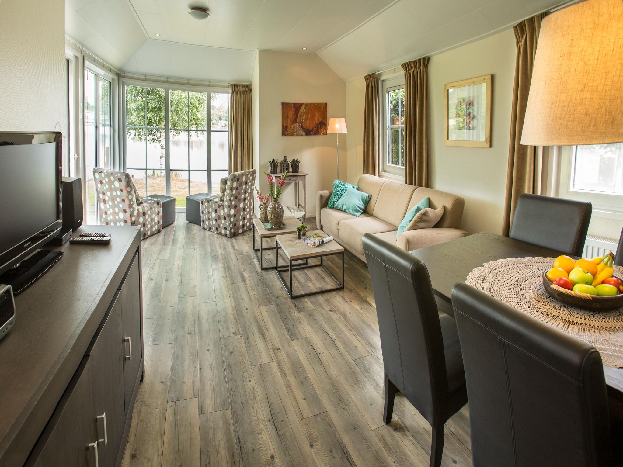 De woonkamer van Recreatiepark Tolplas 1 in Hoge Hexel