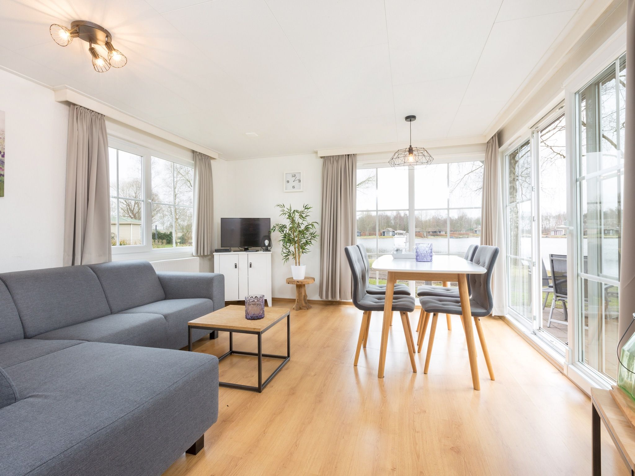 De woonkamer van Recreatiepark Tolplas 2 in Hoge Hexel