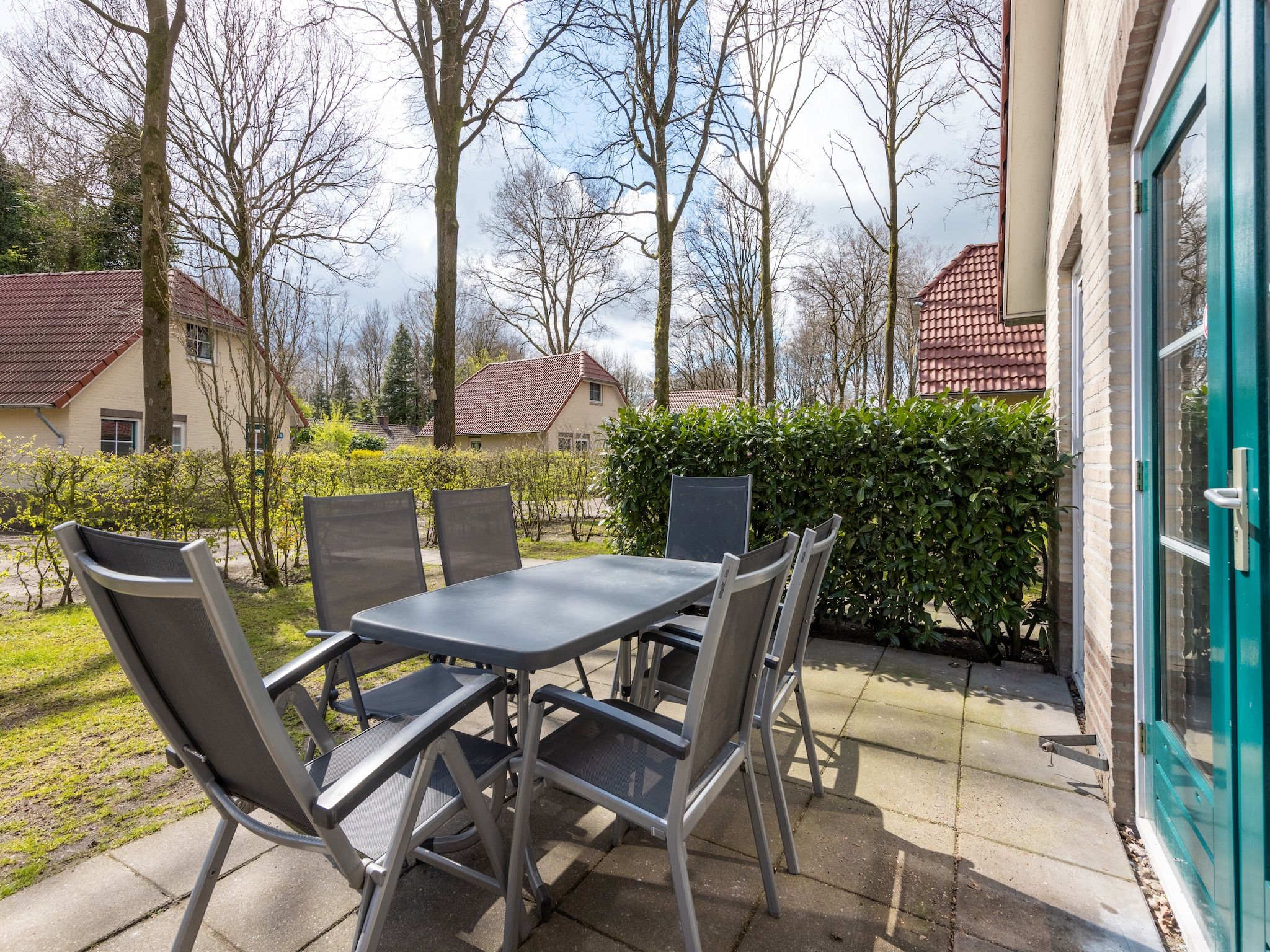 Het terras van Recreatiepark Tolplas 10 in Hoge Hexel