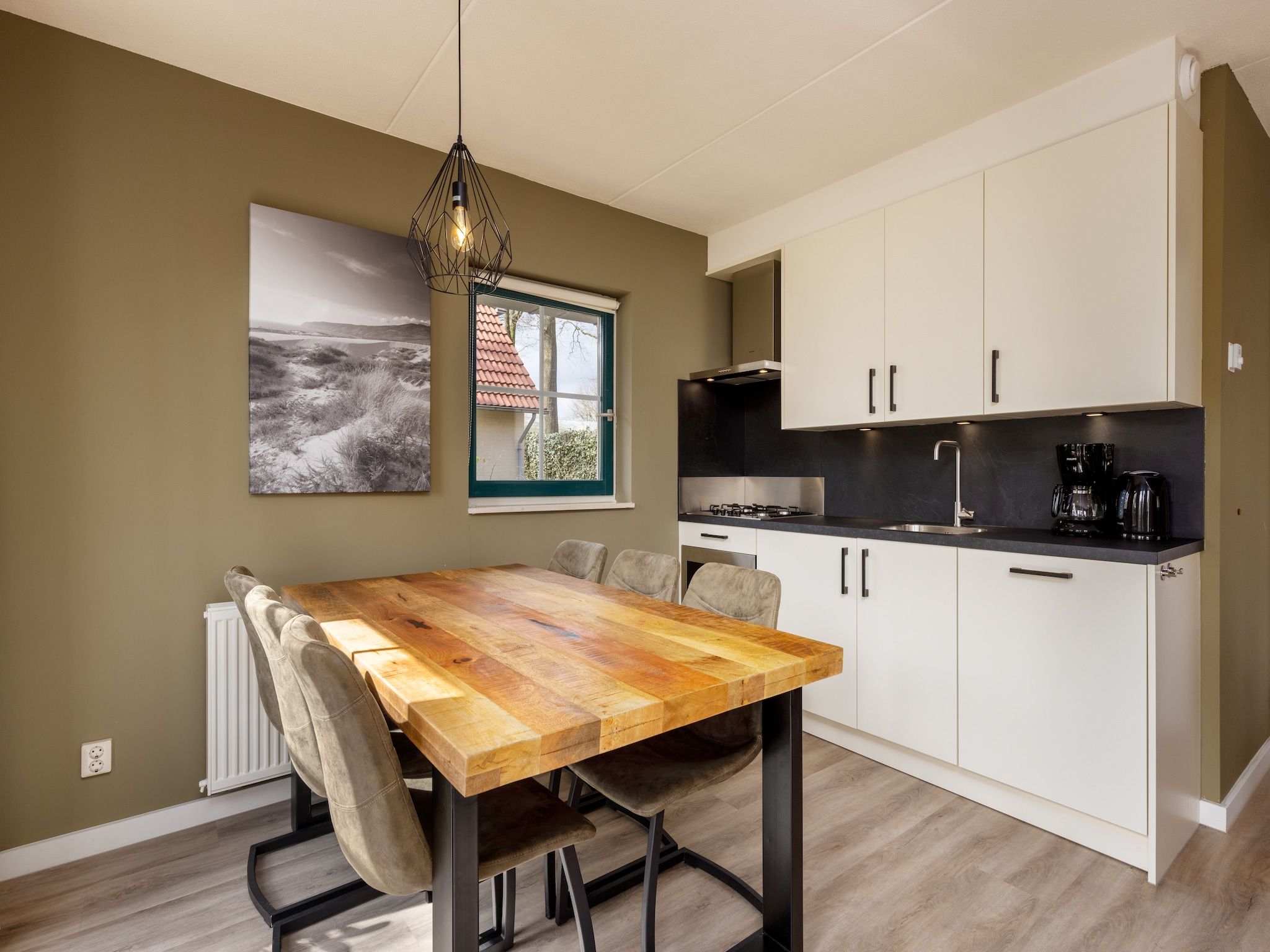 De eetkamer van Recreatiepark Tolplas 10 in Hoge Hexel