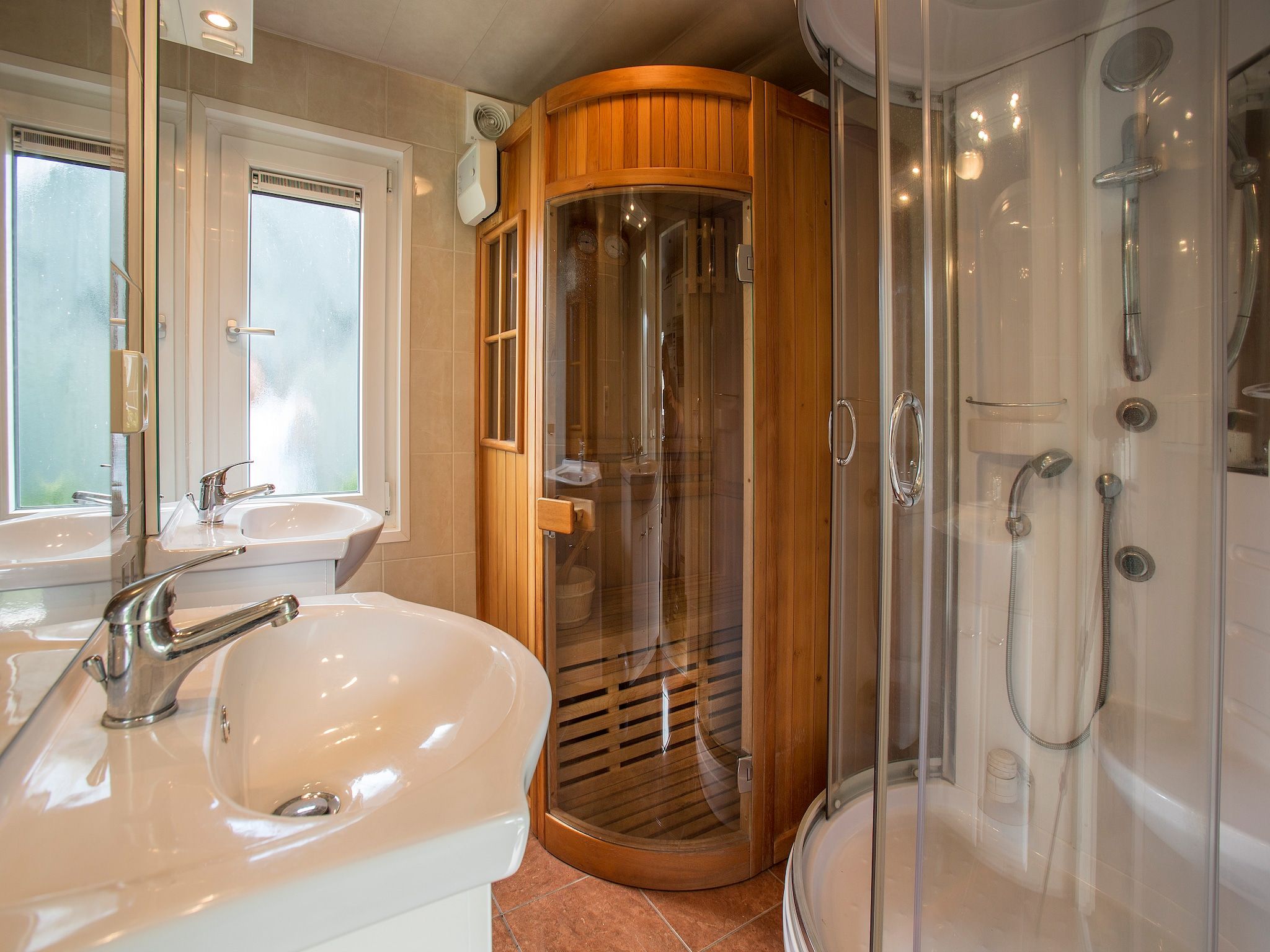 De badkamer van Recreatiepark Tolplas 7 in Hoge Hexel