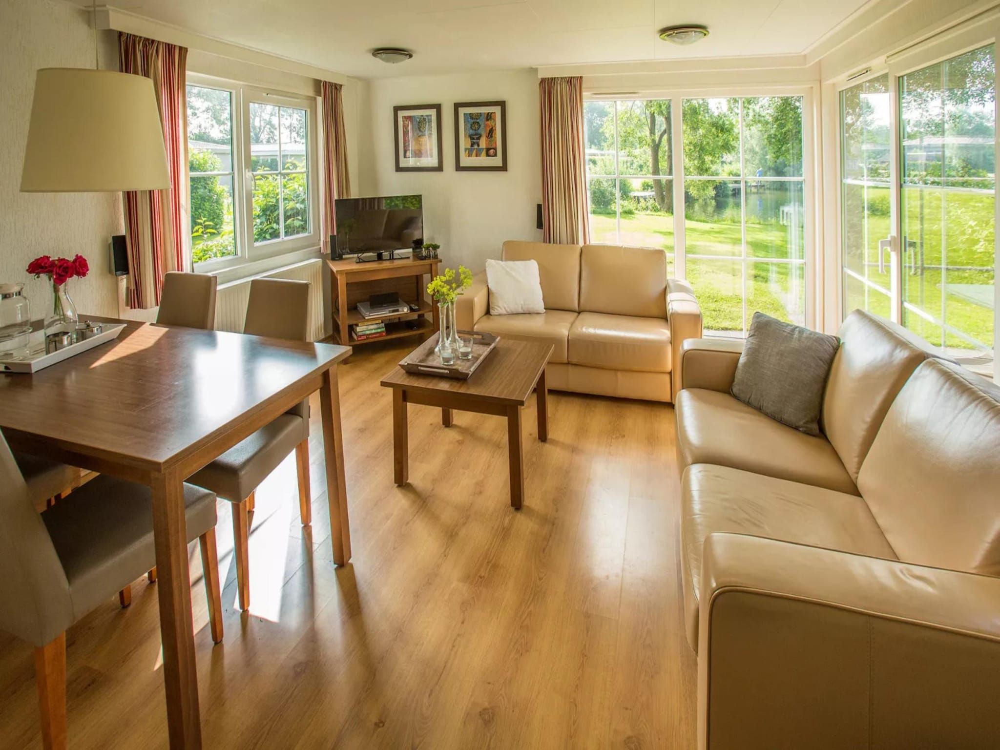 De woonkamer van Recreatiepark Tolplas 7 in Hoge Hexel