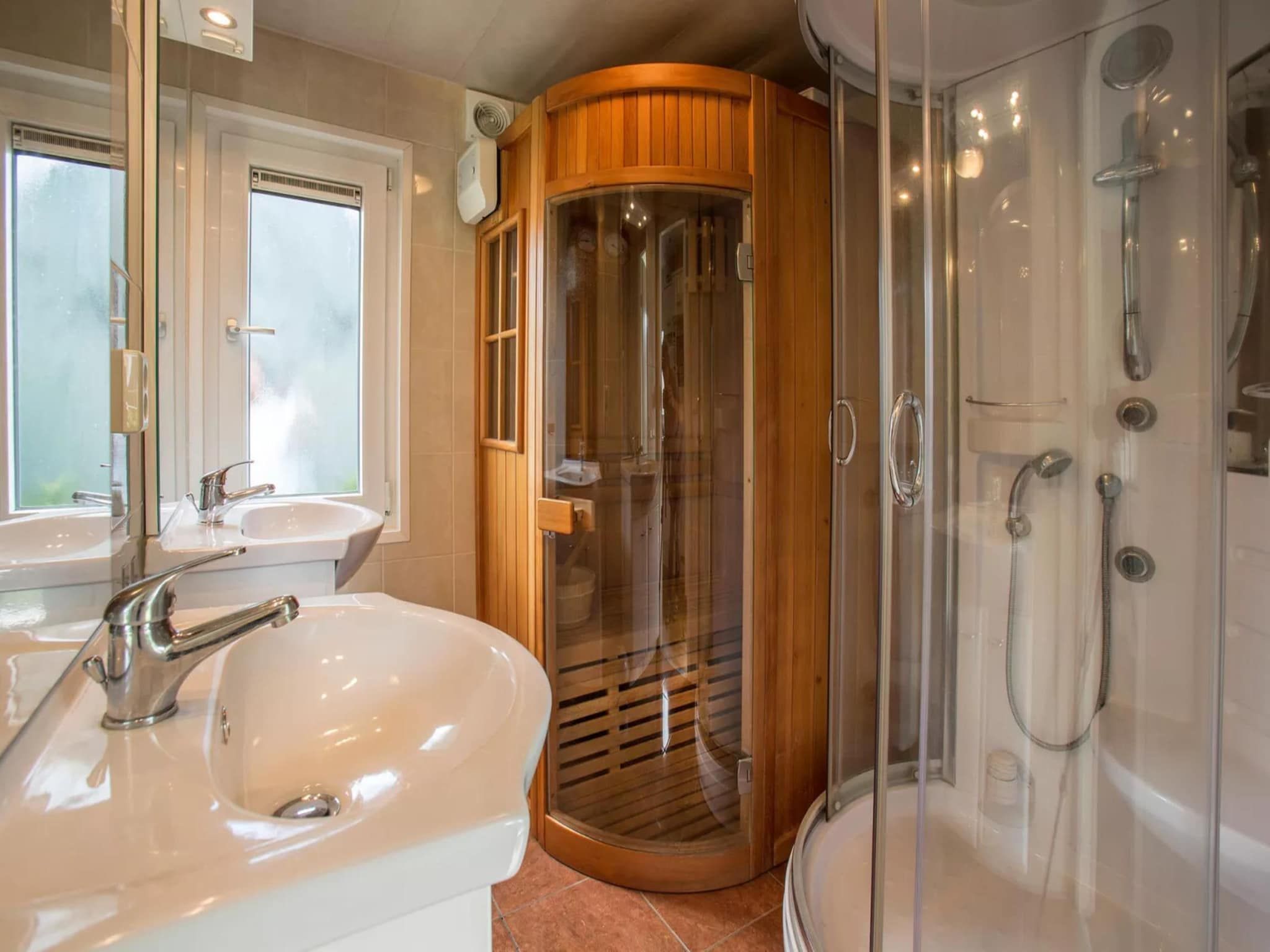 De badkamer van Recreatiepark Tolplas 7 in Hoge Hexel