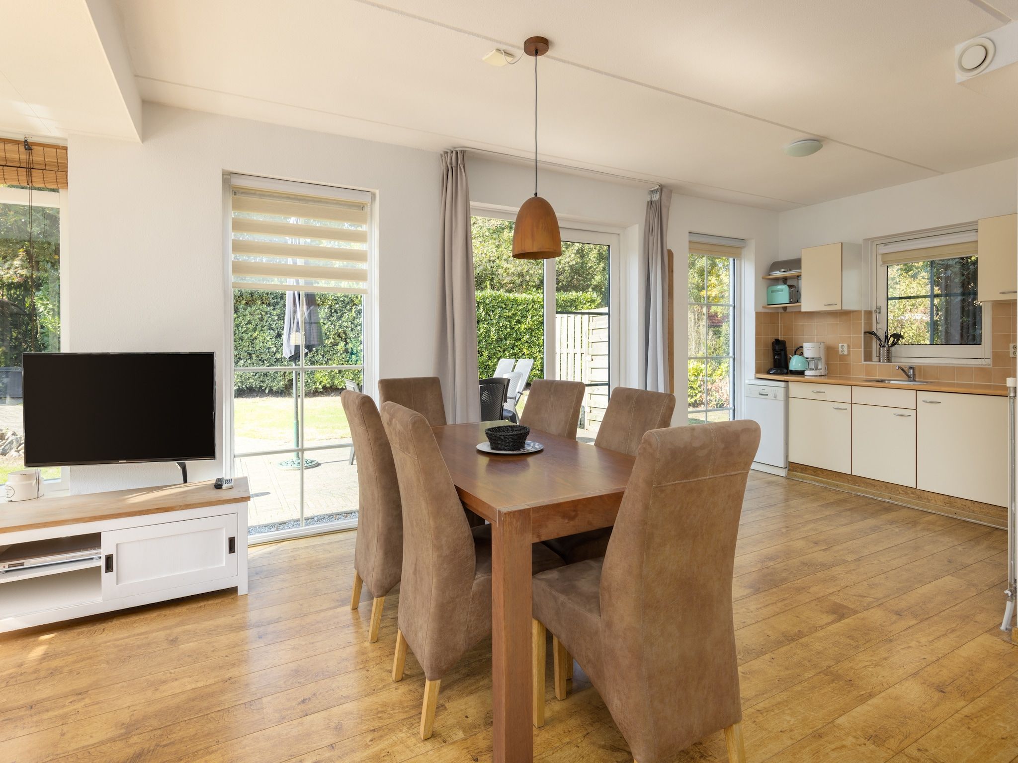 De eetkamer van Recreatiepark Tolplas 11 in Hoge Hexel