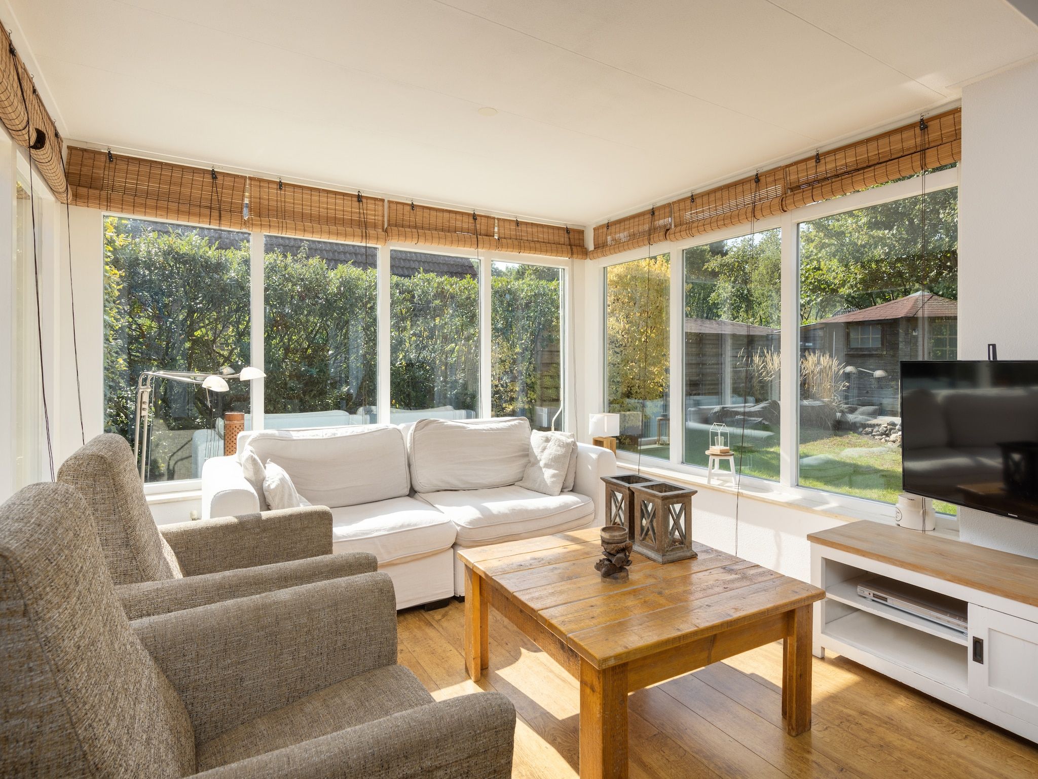 De woonkamer van Recreatiepark Tolplas 11 in Hoge Hexel