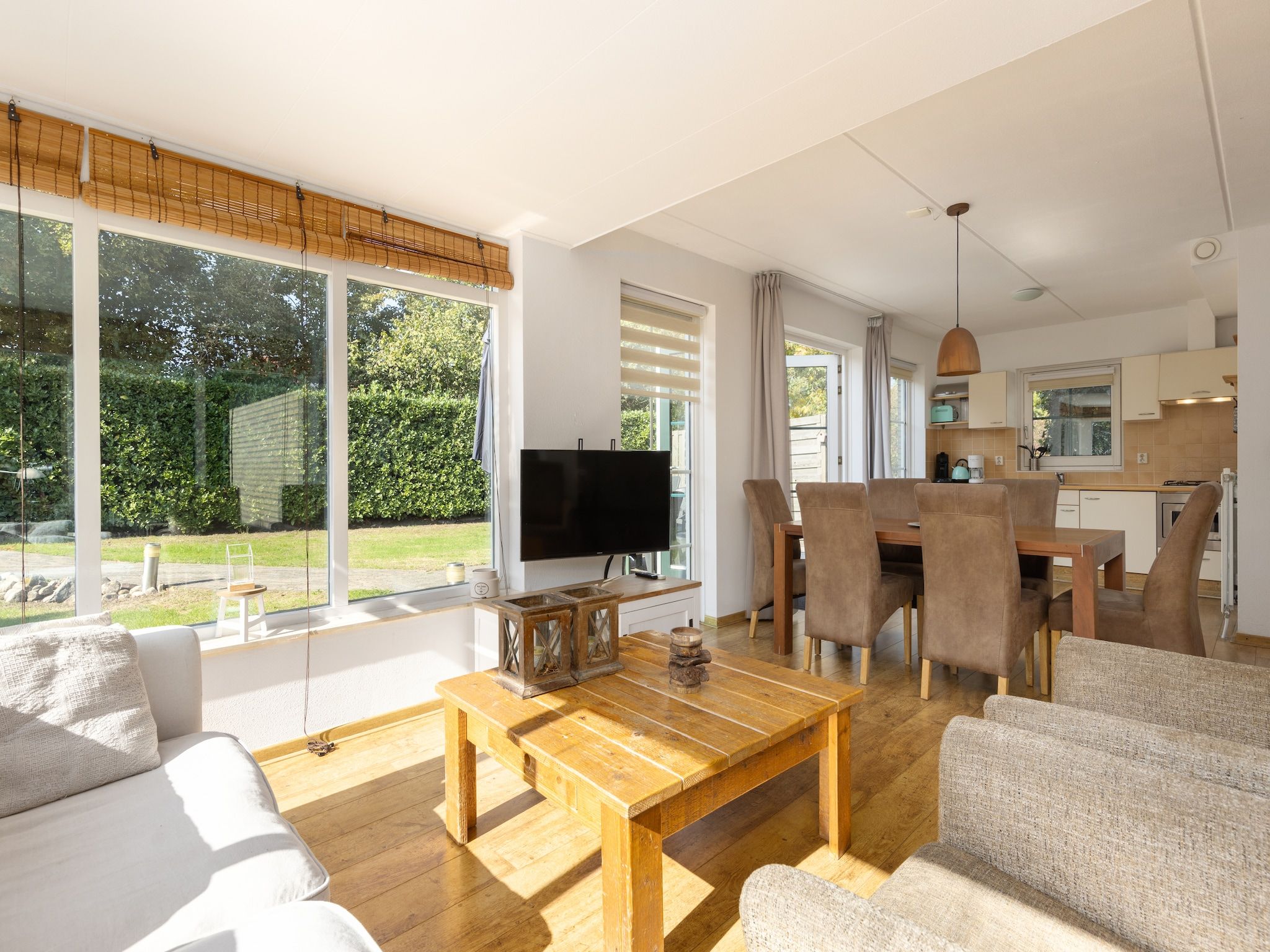 De woonkamer van Recreatiepark Tolplas 11 in Hoge Hexel