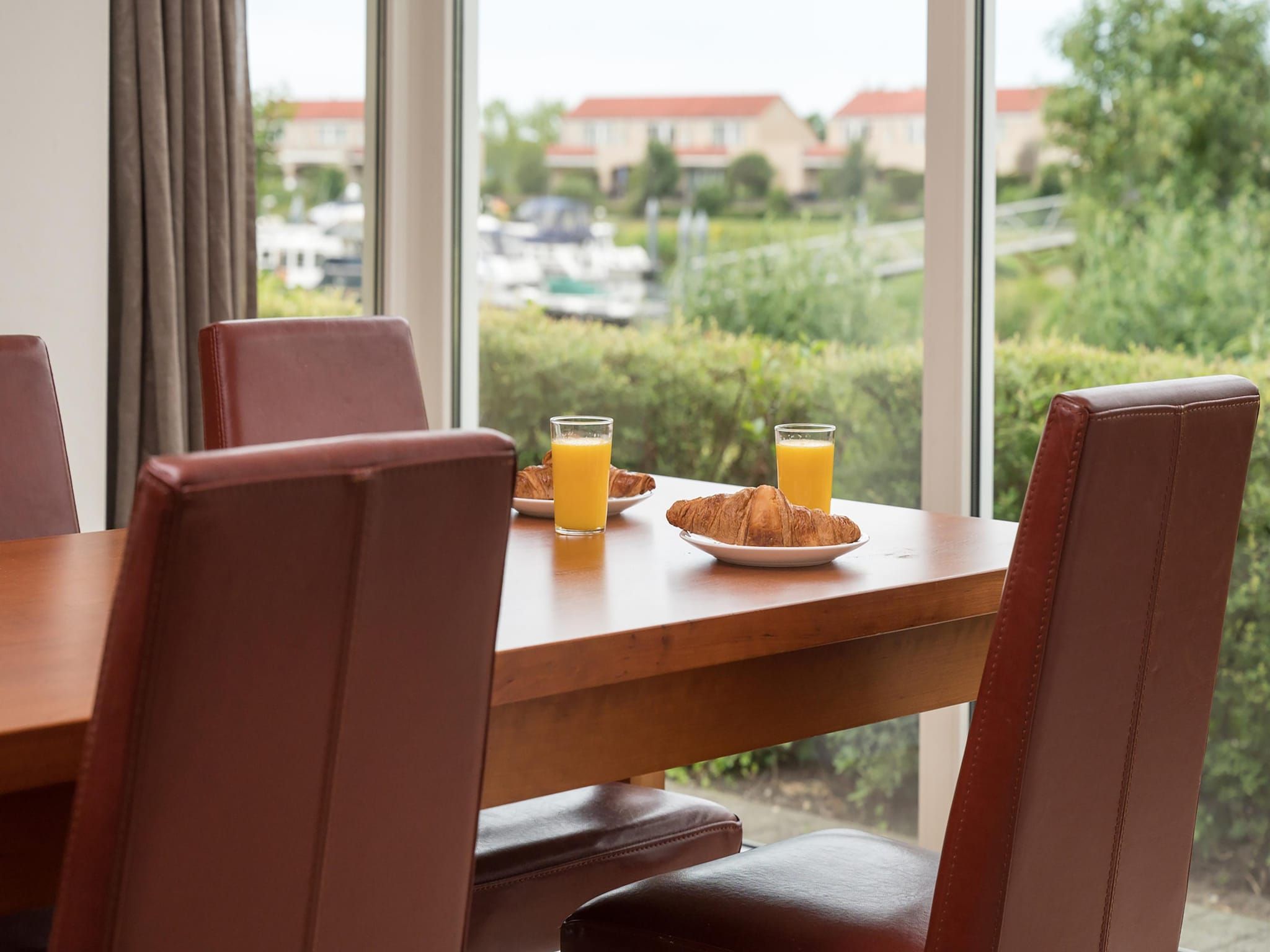 De eetkamer van Havenwoning 2-6 persoons in Heel