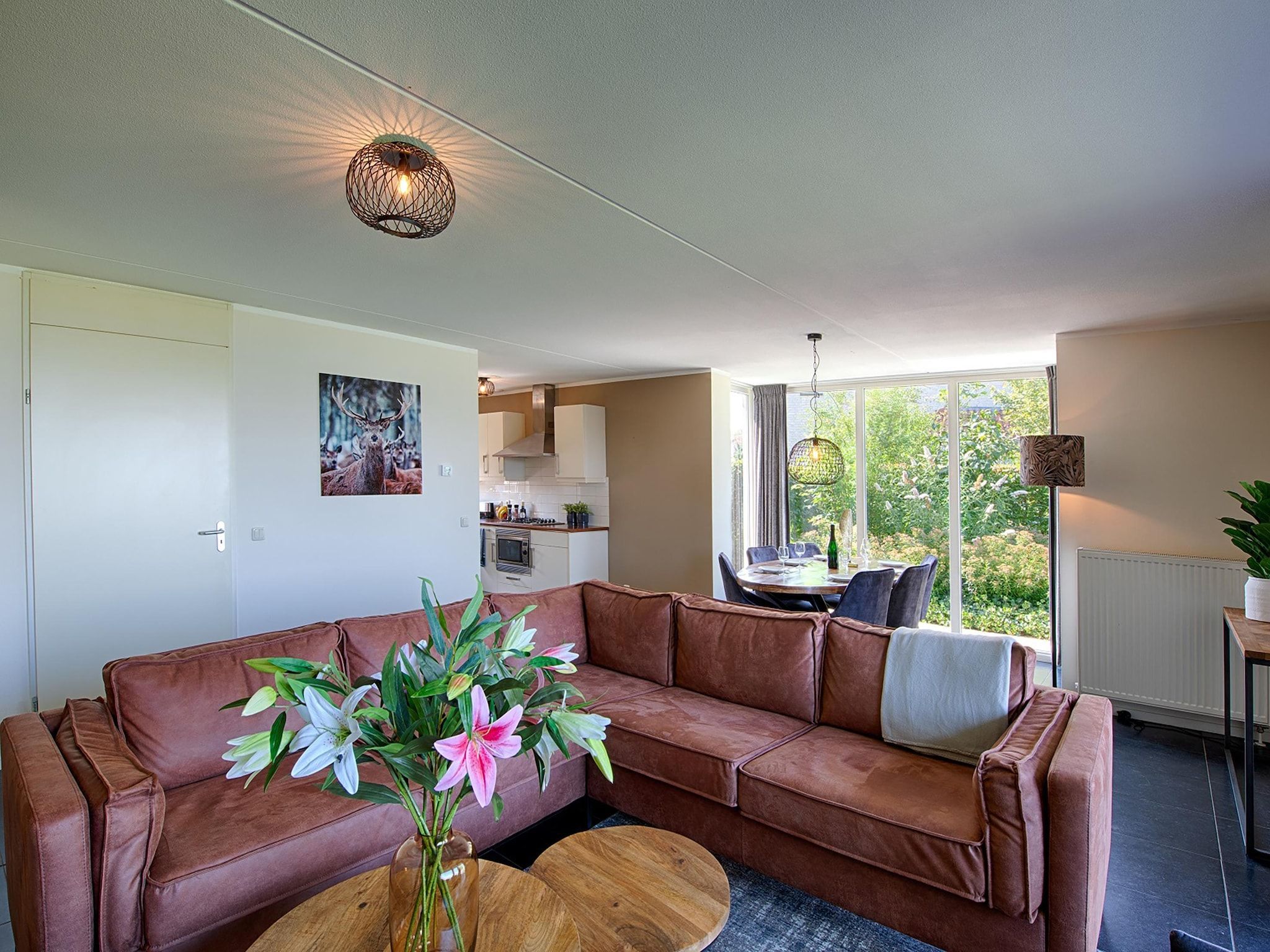 De woonkamer van Waterwoning 2-6 persoons in Heel