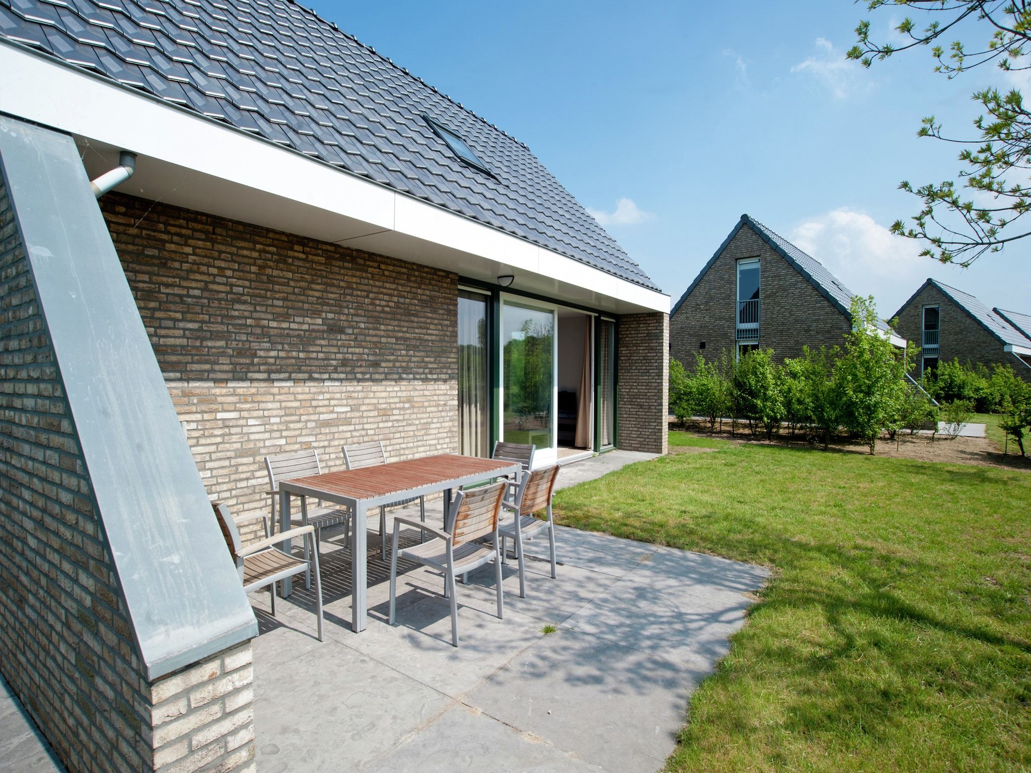 Het terras van Tuinvilla 2-6 persoons in Heel