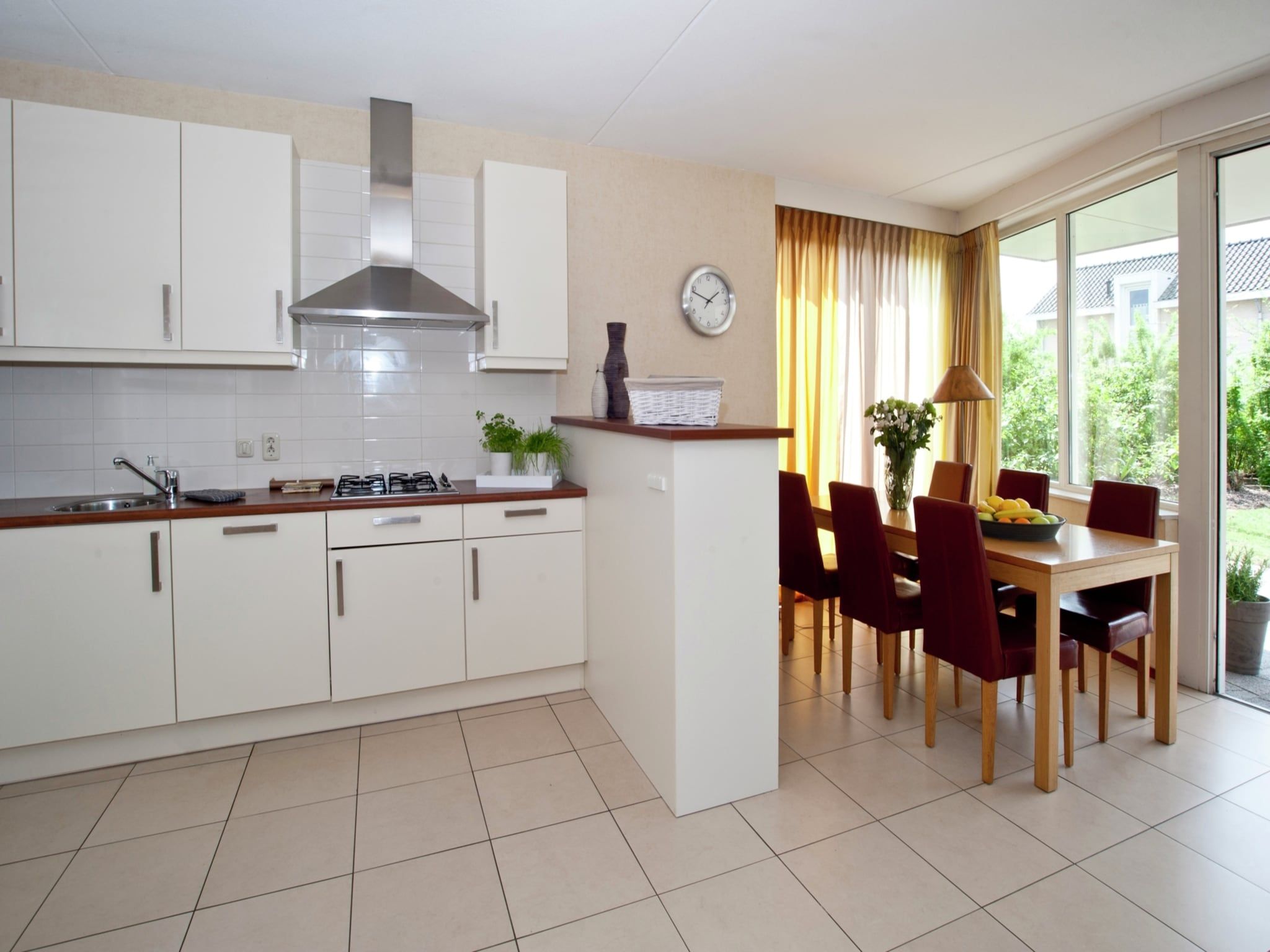 De keuken van Tuinvilla 2-4 persoons in Heel