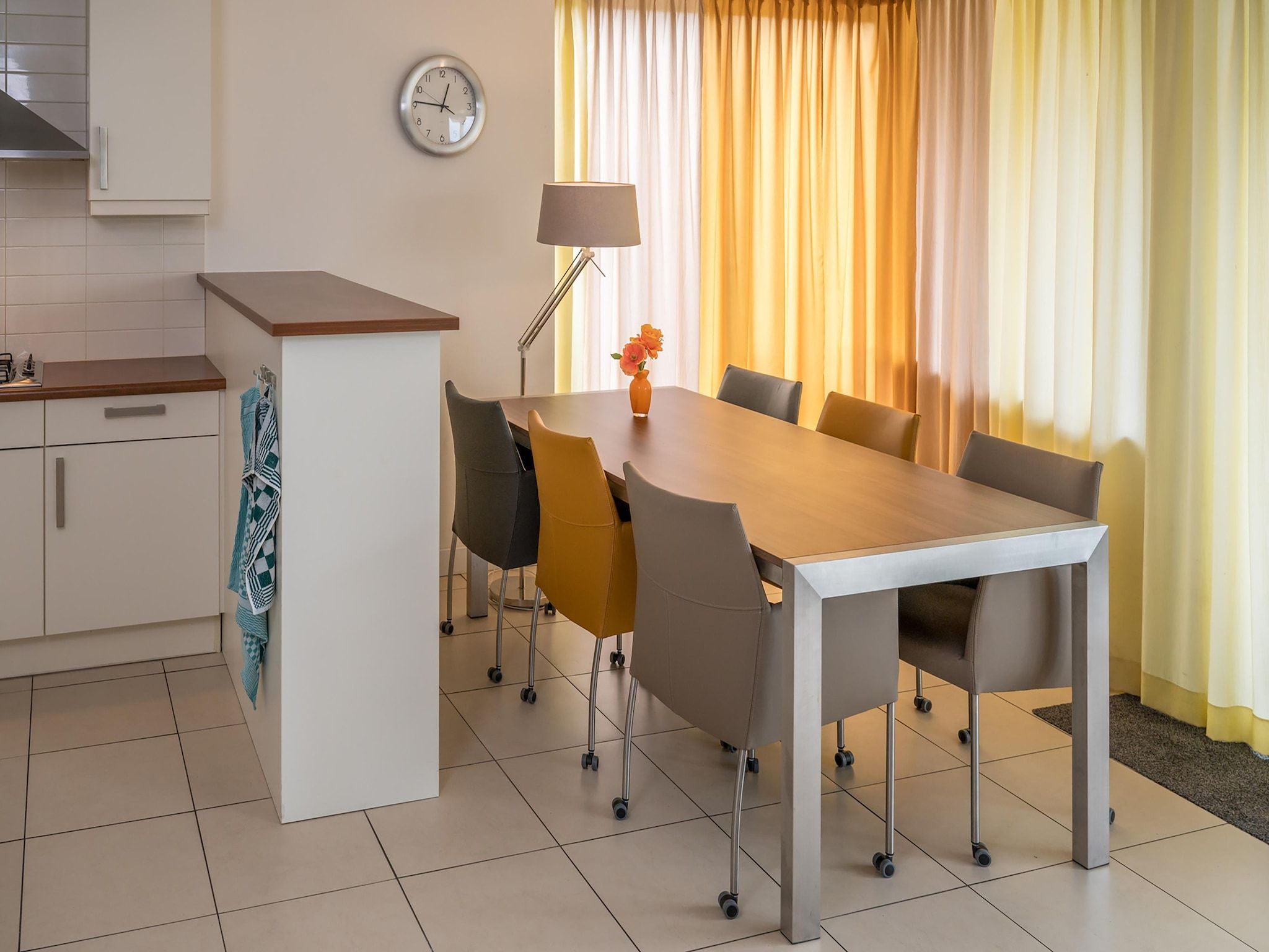 De eetkamer van Tuinvilla 2-4 persoons in Heel