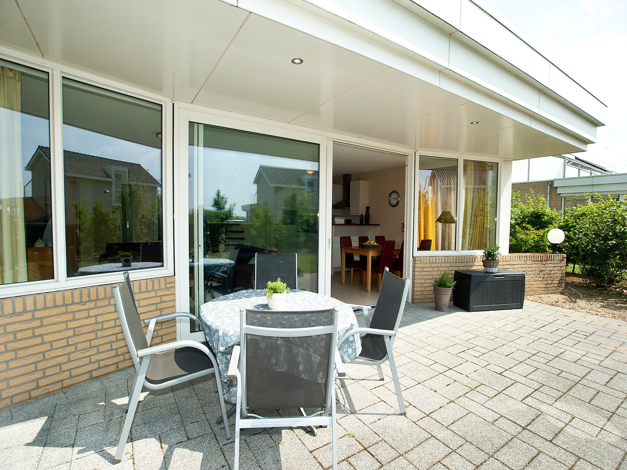 Het terras van Tuinvilla 2-4 persoons in Heel