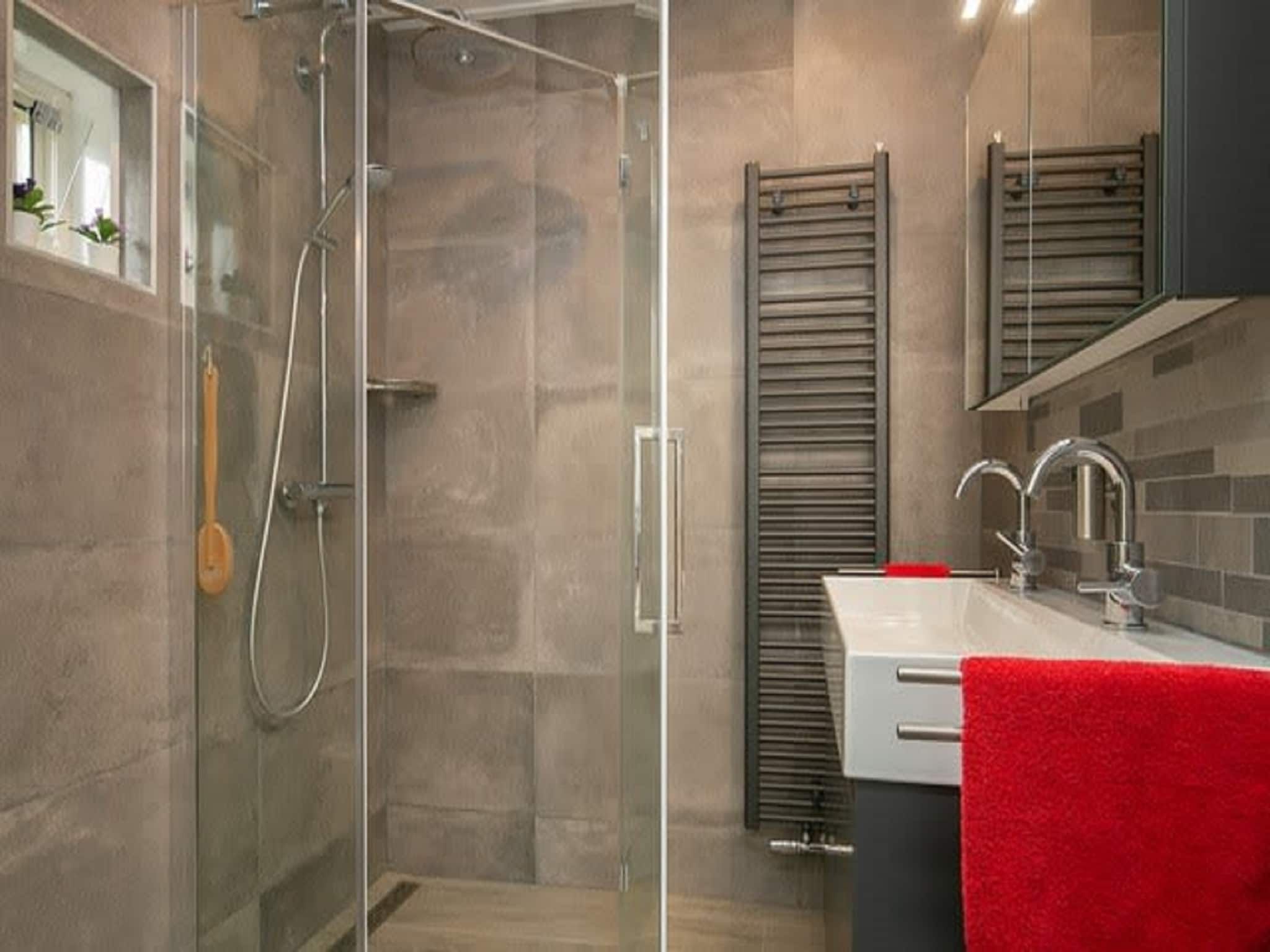 De badkamer van Villapark De Weerribben 2 in Paasloo