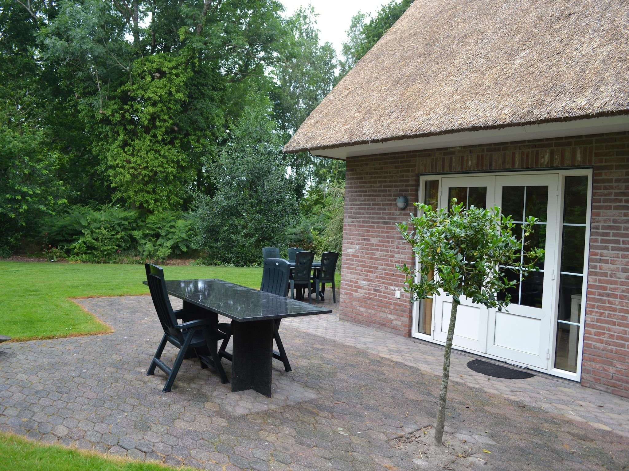 Het terras van Villapark De Weerribben 2 in Paasloo