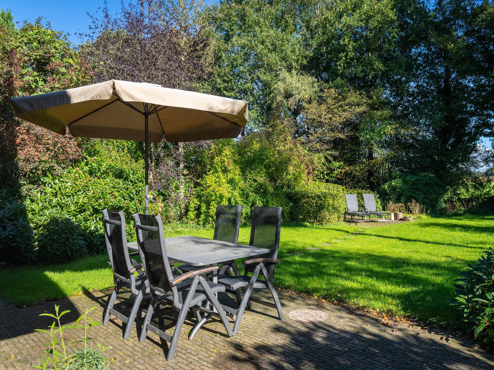 De tuin van Villapark De Weerribben 2 in Paasloo